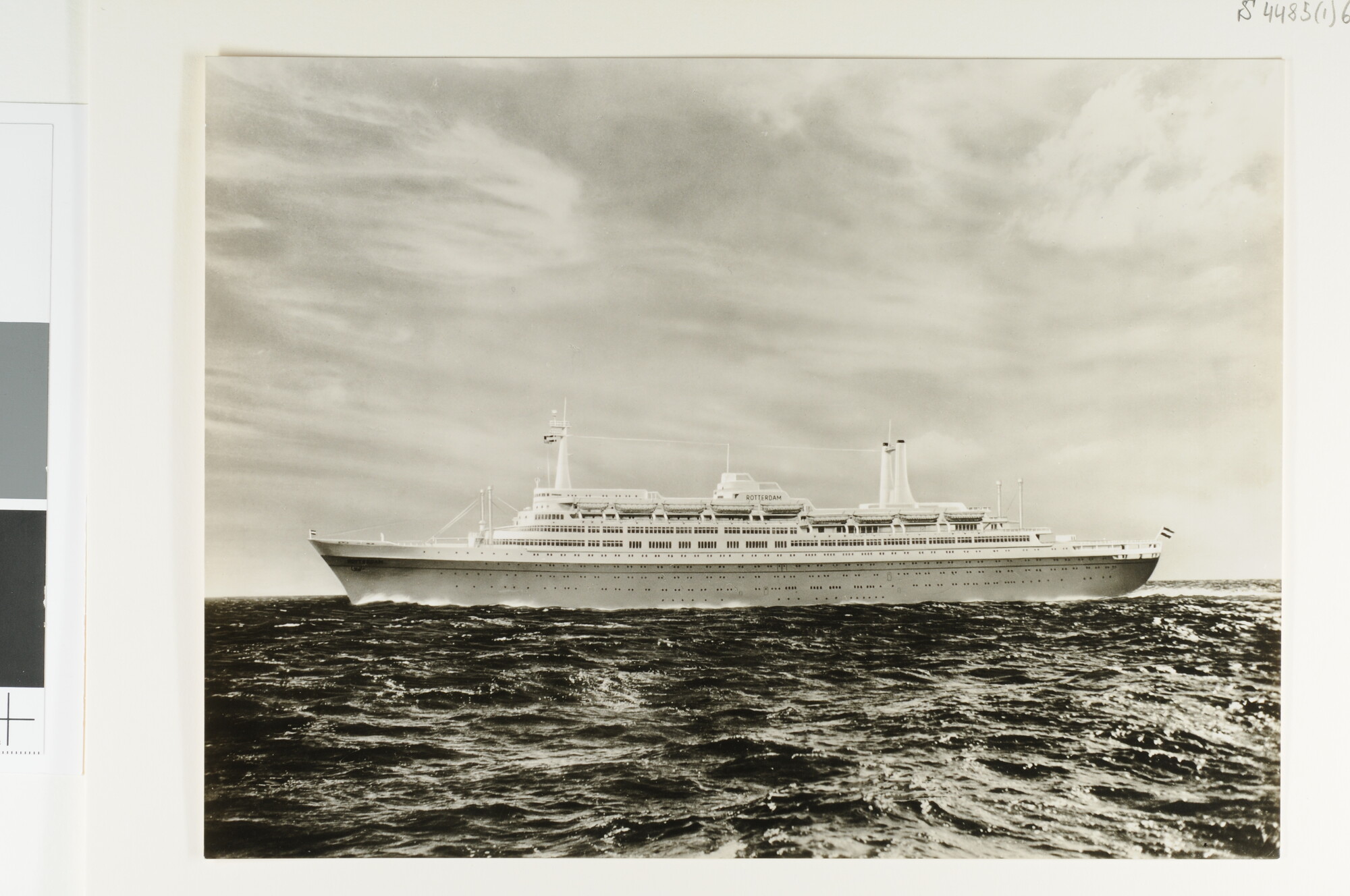 S.4485(01)6; Artist's impression van het passagiersschip ss. 'Rotterdam' van de Holland-Amerika Lijn op zee; foto