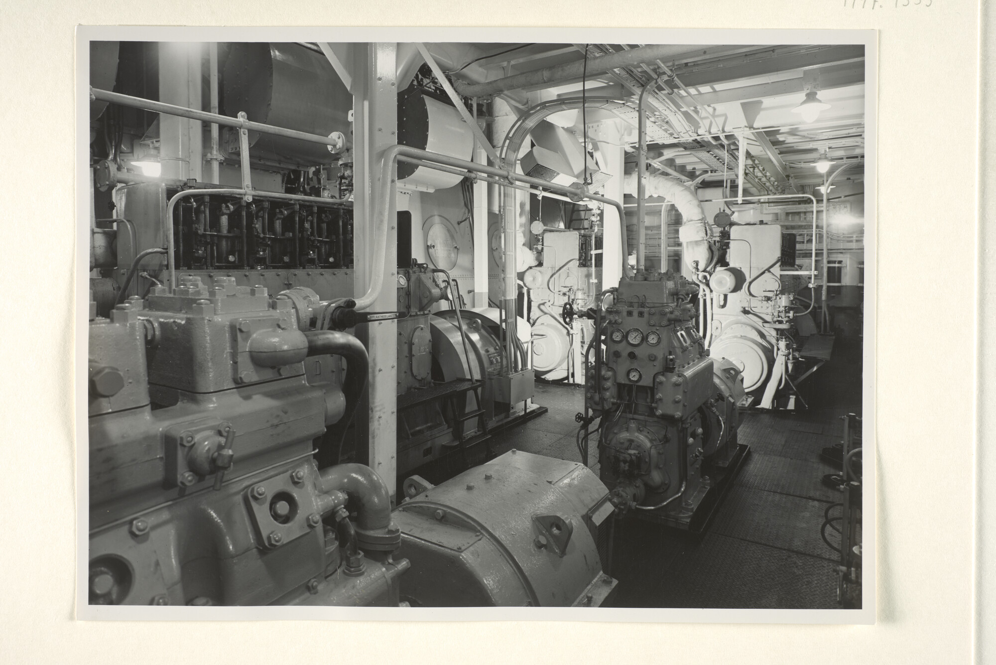 1997.1353; Foto's van de machinekamer van het vrachtschip ms. Tjibantjet van de KJCPL; fotoreportage