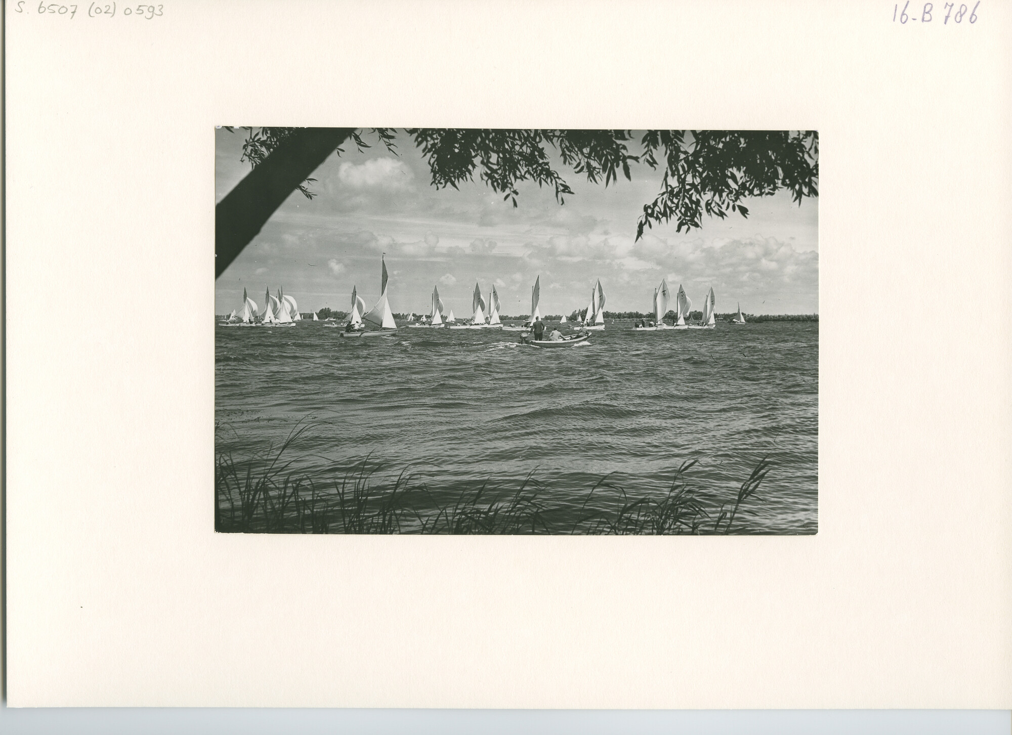 S.6507(02)0593.01; Zwart-wit foto van de Kaagweek 1952: de Valkenklasse voor de wind; foto