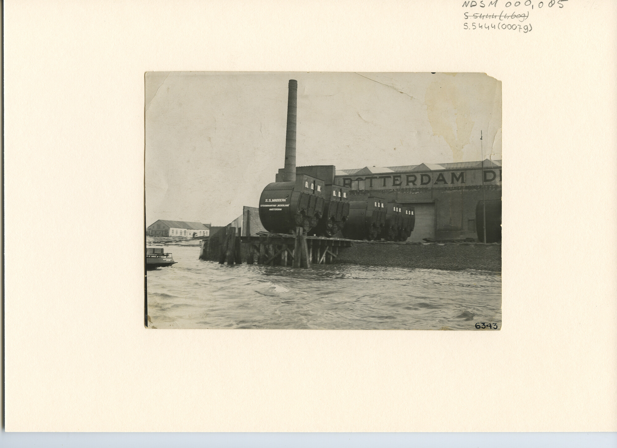S.5444(0079); Foto van een vijftal stoomketels van het vrachtschip ss. Madoera van de SMN liggen klaar bij de RDM om vervoerd te worden; foto