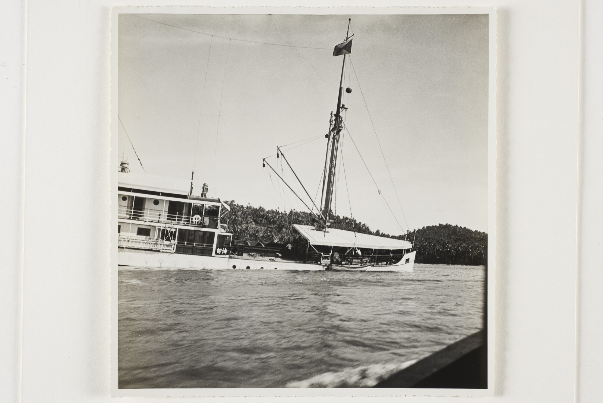 B.0227(0480)01; Foto van het gestrande en gedeeltelijk gezonken ms. Togian bij Pontianak, december 1935; foto