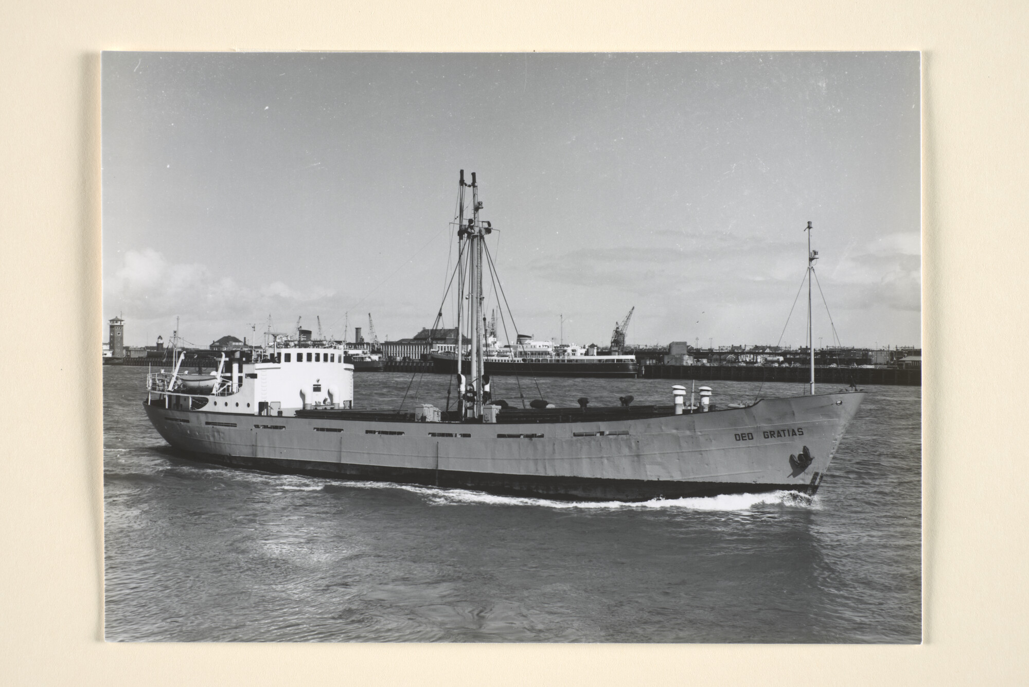 1996.2040; De coaster ms. 'Deo Gratias' van J. & J. Boll (Wijnne & Barend's) te Delfzijl, gebouwd in 1954 bij werf Holland-Nautic in Haarlem, gezien te Hoek van Holland; foto