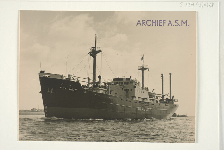 S.5219(12)0268; Foto's van de proeftocht van het Noord-Ierse (Laker) vrachtschip ms. 'Fair Head' van de Ulster Steamship Compagny gezien op de Nieuwe Waterweg richting zee; fotoreportage