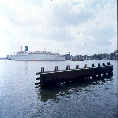 S.9100(6999); Dia van het Griekse cruiseschip ss. Regina Magna (ex- Bremen van de [...]; diapositief