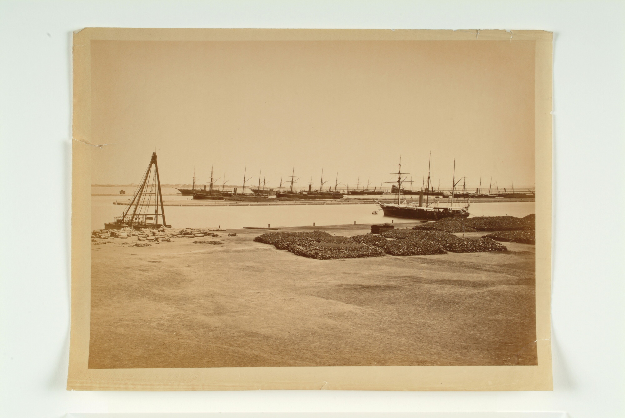 S.1416(06); Gezicht op afgemeerde vrachtschepen in een haven; foto