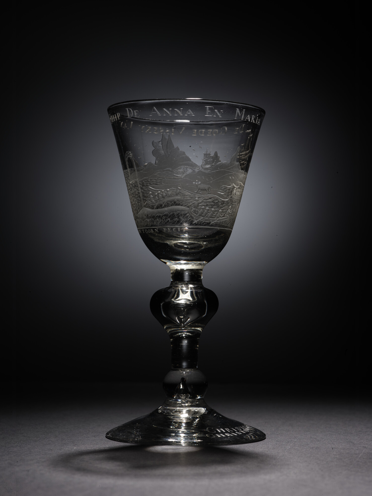 2020.0003; Bokaal met radgravure van een voorstelling van de walvisvaart en opschrift 'De goede visserij van 't schip de Anna en Maria'; drinkglas