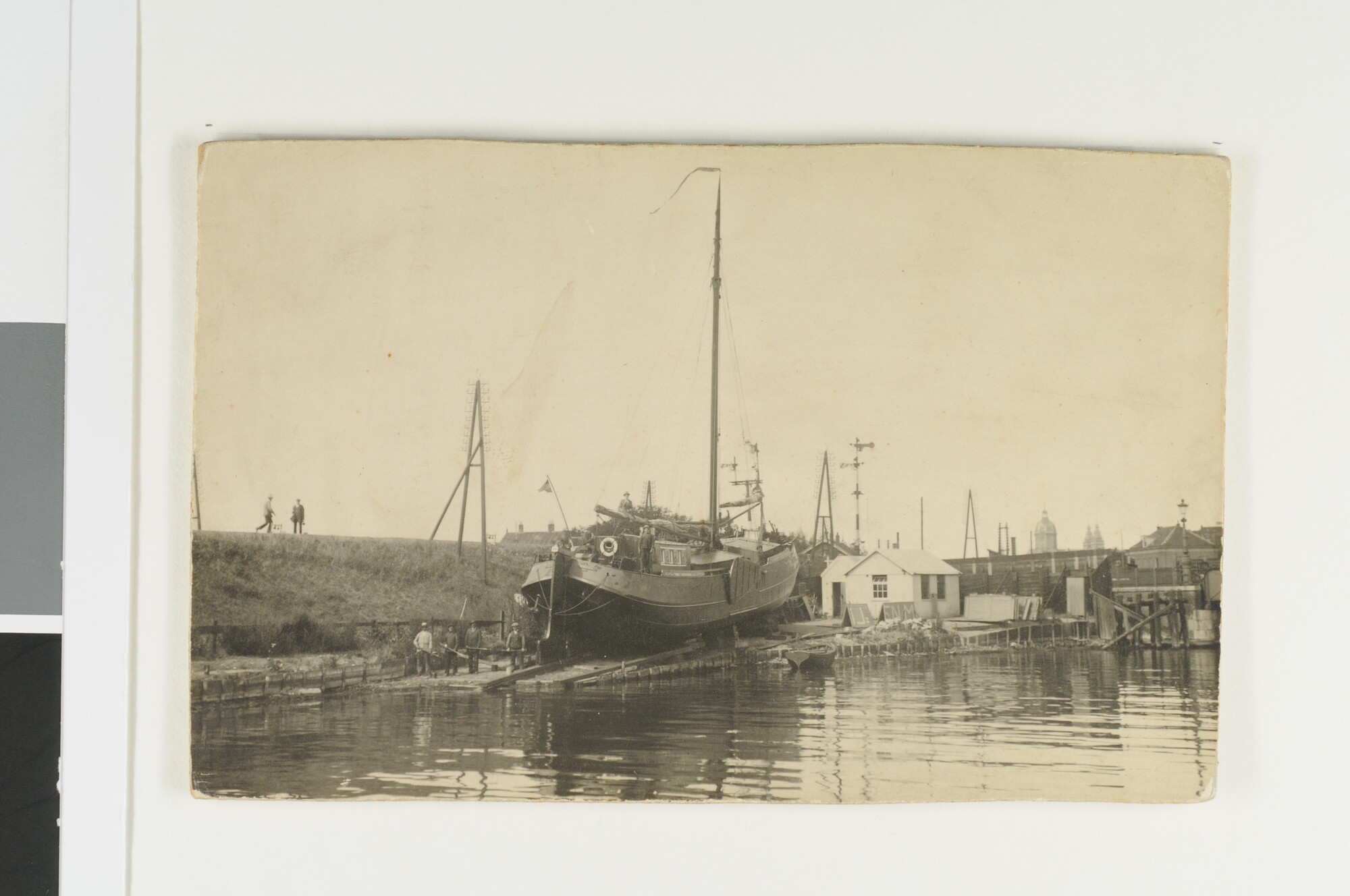 S.6296(09); Een tjalk staat op de helling van een scheepswerfje aan buitenzijde van de spoordijk aan de Binnenhaven in Amsterdam [...]; foto