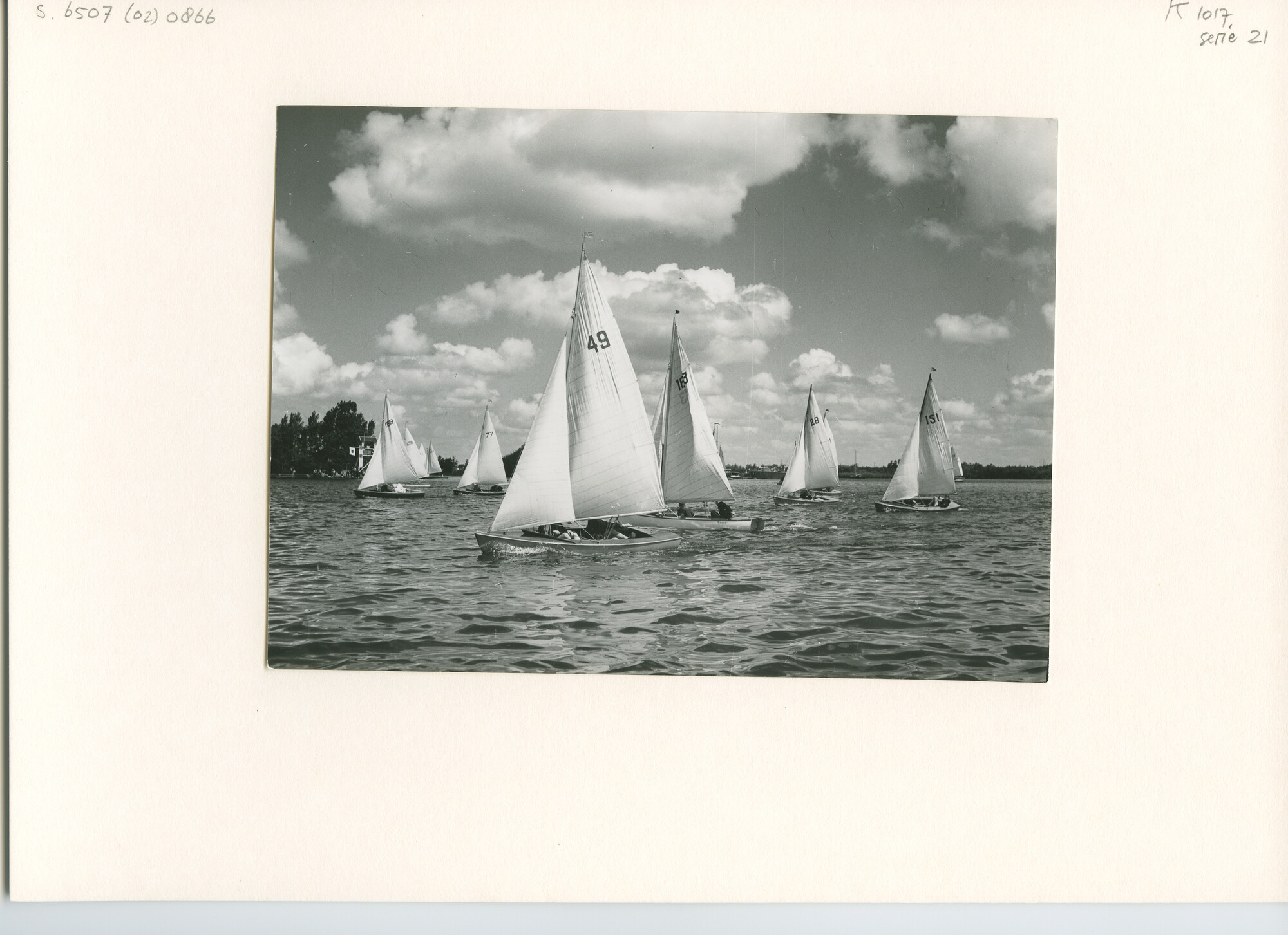 S.6507(02)0866.02; Zwart-wit foto van de Jeugdklasse op de Reeuwijkse Plassen en op de Westeinderplassen; foto