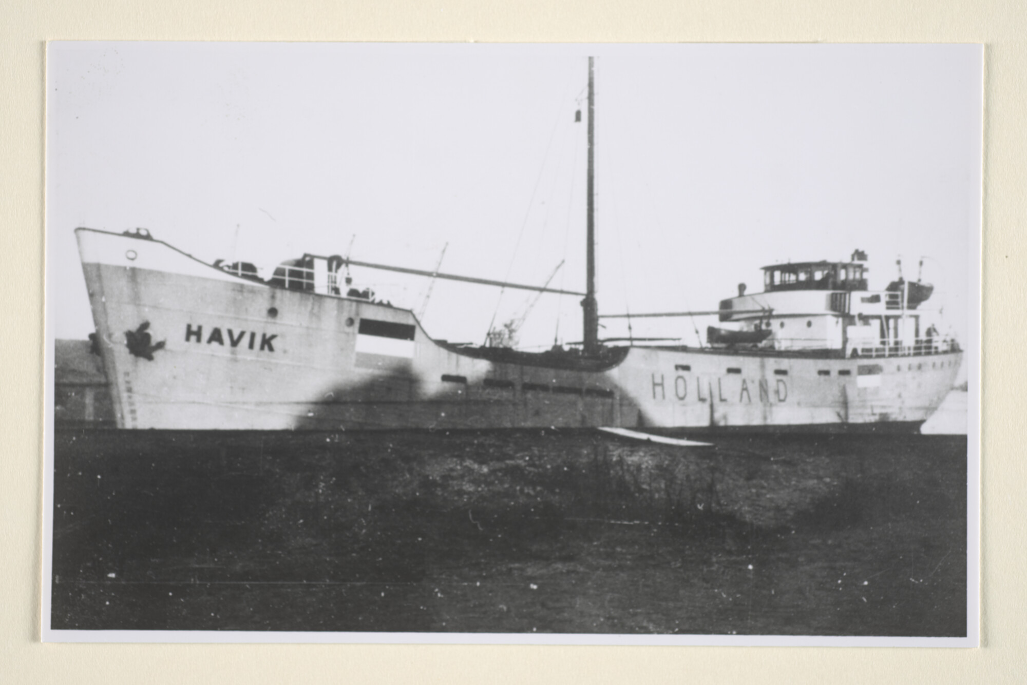 1996.2217; De coaster ms. 'Havik' van J. van der Laan ligt afgemeerd langs de wal; foto