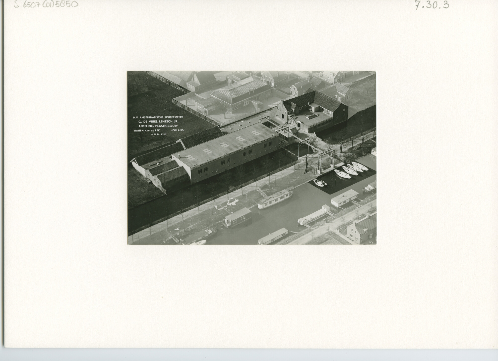 S.6507(01)5850; Foto van de afdeling plasticbouw van de Amsterdamse scheepswerf G. de Vries Lentsch jr. te Vianen; foto