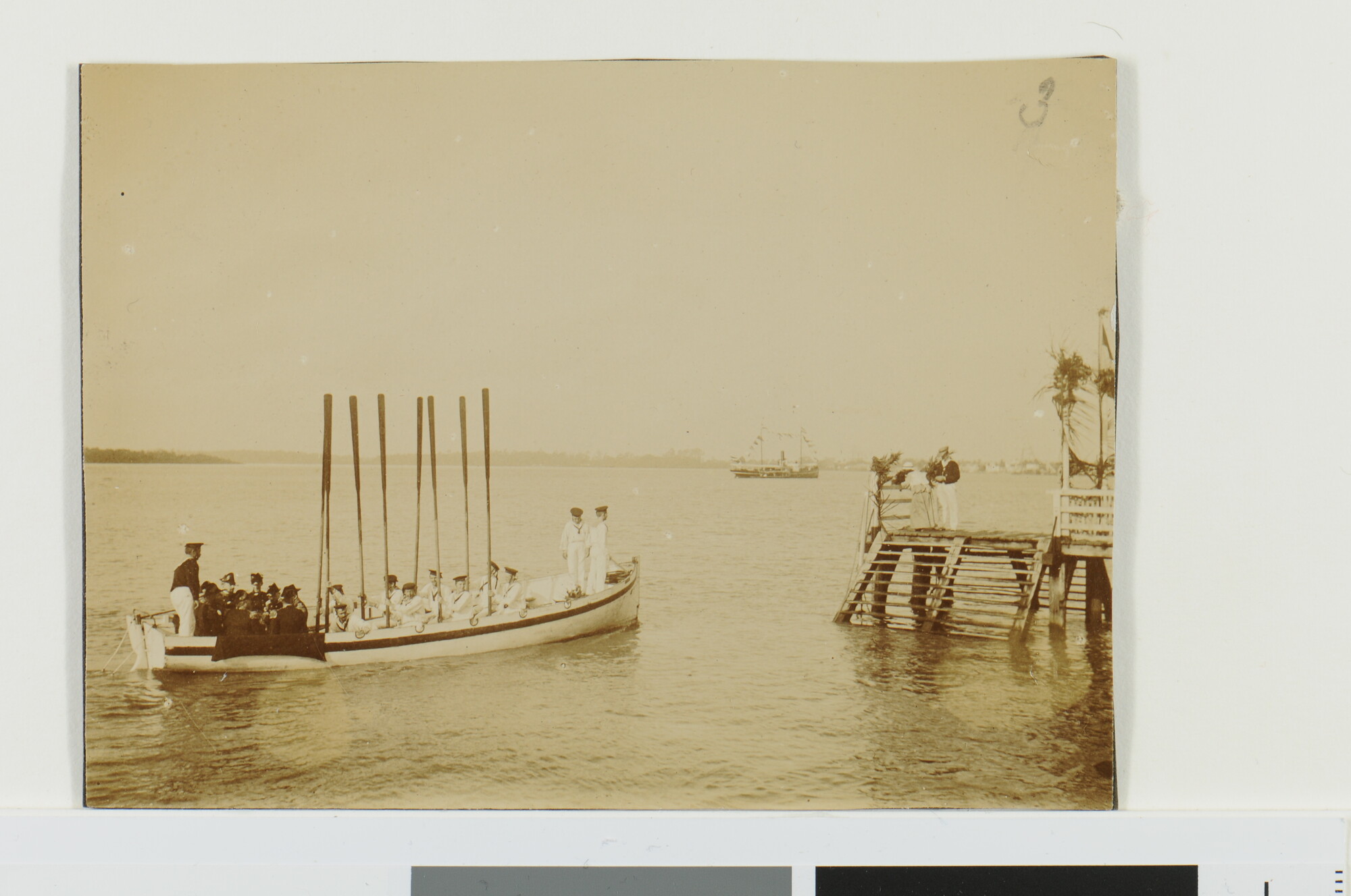 S.0657(12)01; Aankomst van de sloep van het pantserschip Hr.Ms. Kortenaer te Willemstad; foto