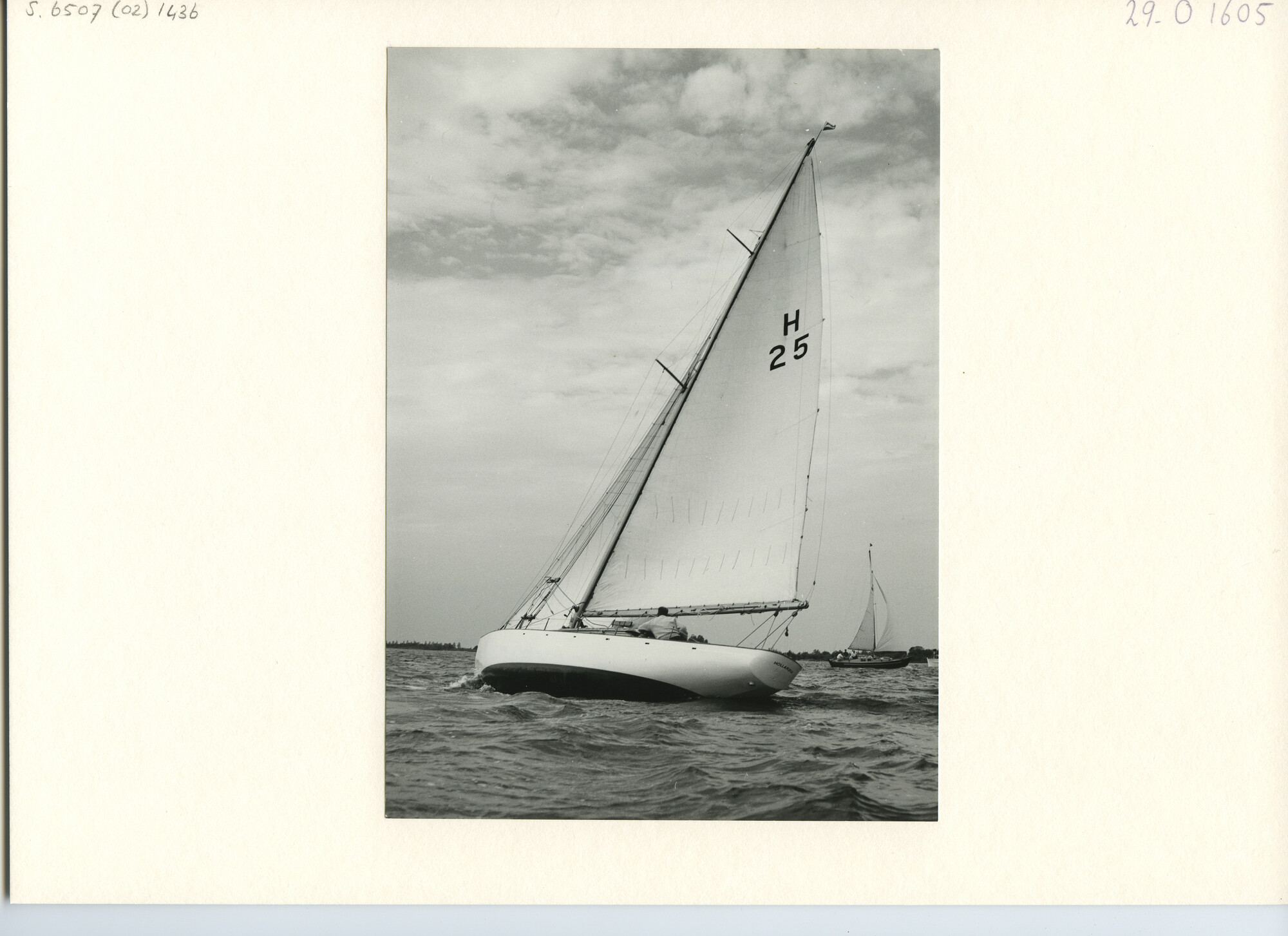 S.6507(02)1436.01; Zwart-wit foto van een wedstrijd voor de RORC-klassen op de Westeinderplassen.; foto