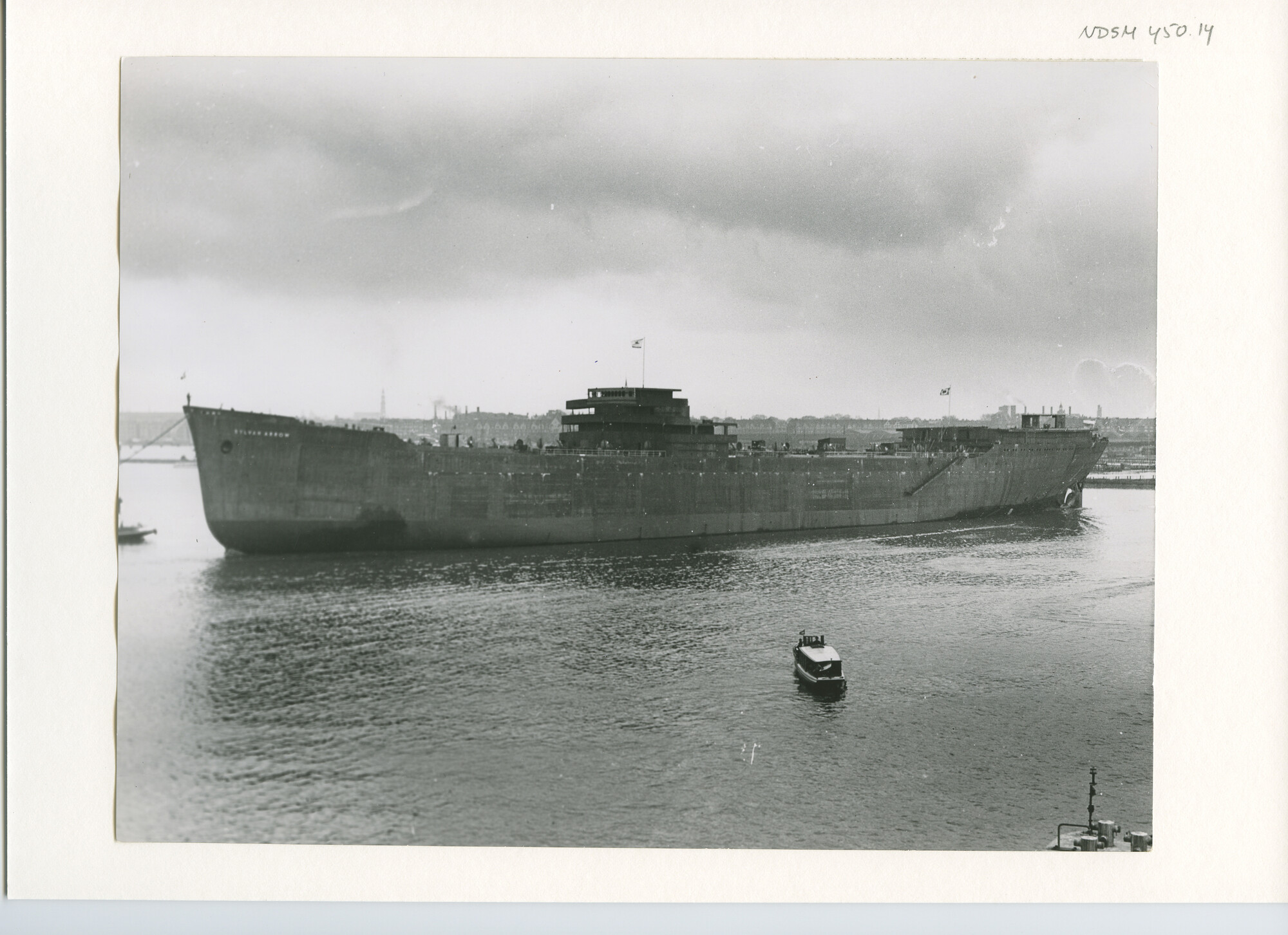 S.5444(2335)2; Foto van de tanker ts. Sylvan Arrow, vlak na de tewaterlating; foto