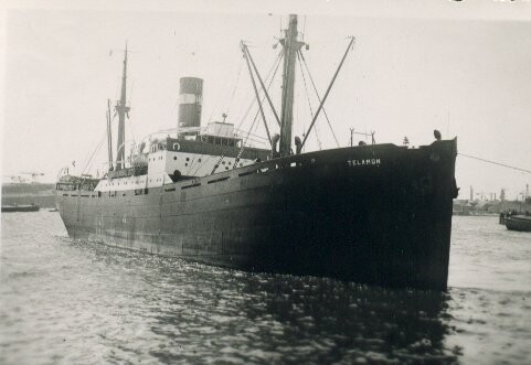 2000.5732; Het vrachtschip ss. 'Telamon' van de Koninklijke Nederlandsche Stoomvaart Maatschappij gezien bij aankomst in Rotterdam, mei 1937; foto