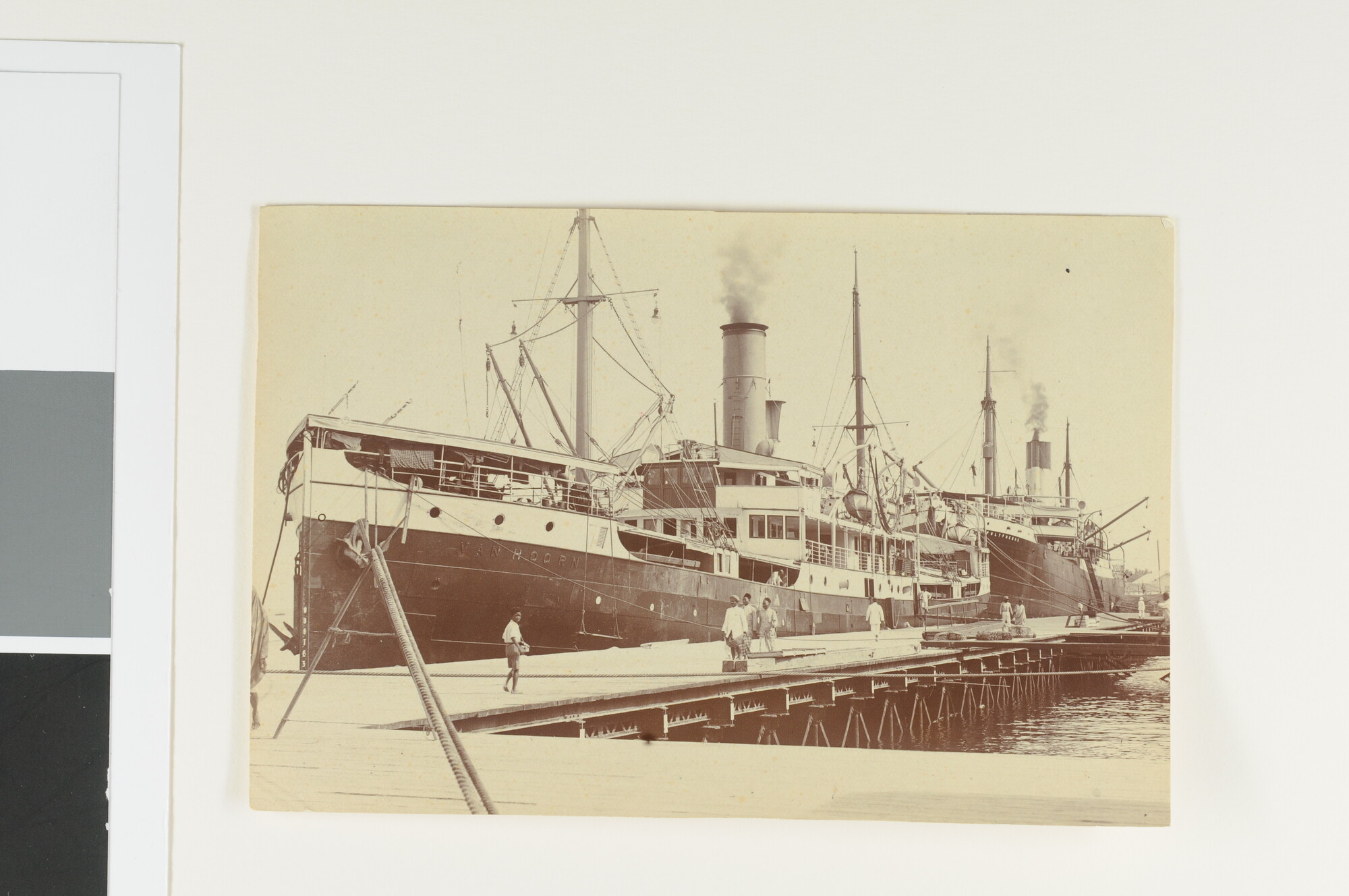 S.4426 [nr 0001]; Het ss. 'Van Hoorn' afgemeerd aan de kade te Makassar; foto