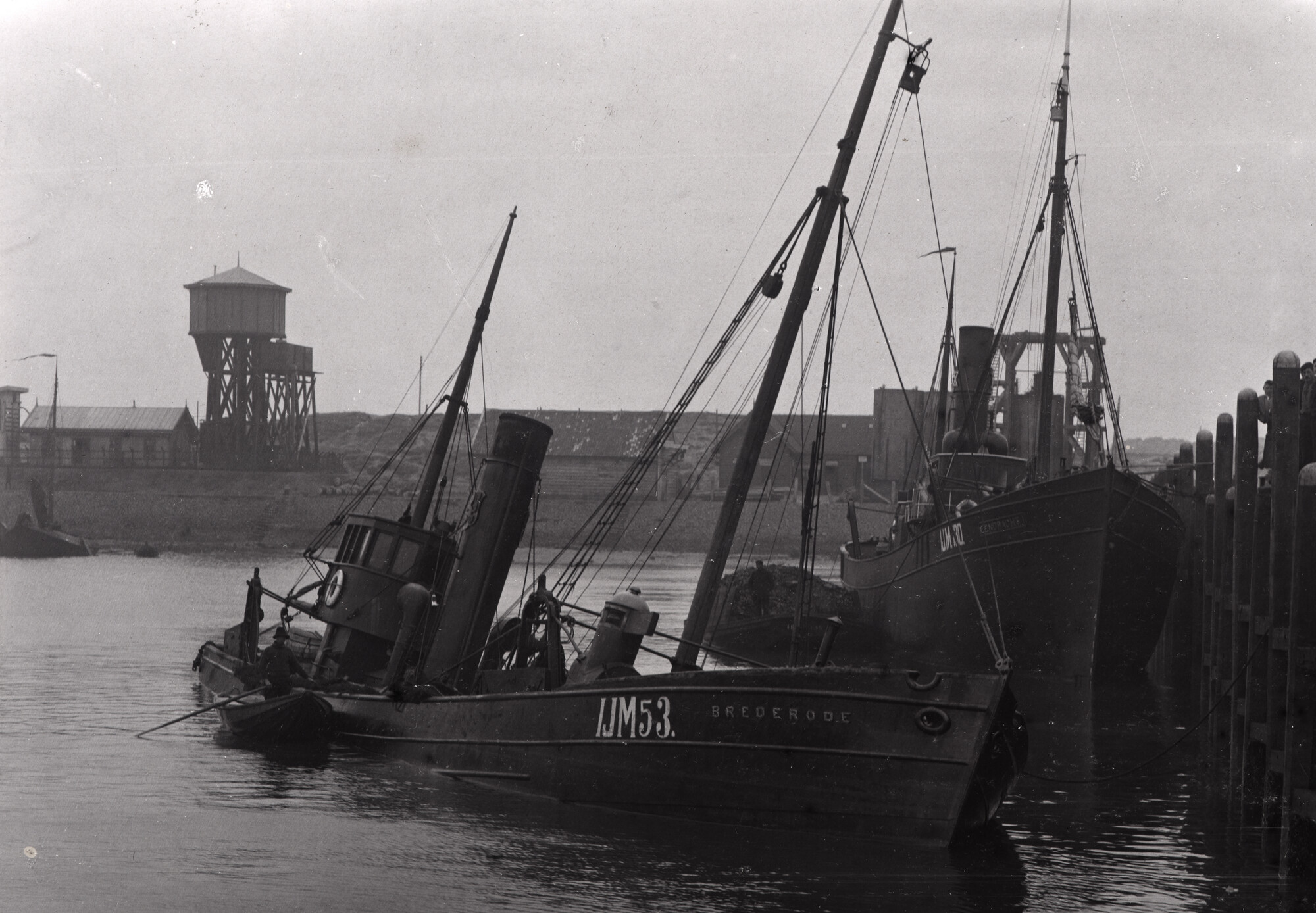 2010.0685; Stoomtrawler IJmuiden 53 - 'Brederode' in zinkende toestand; foto