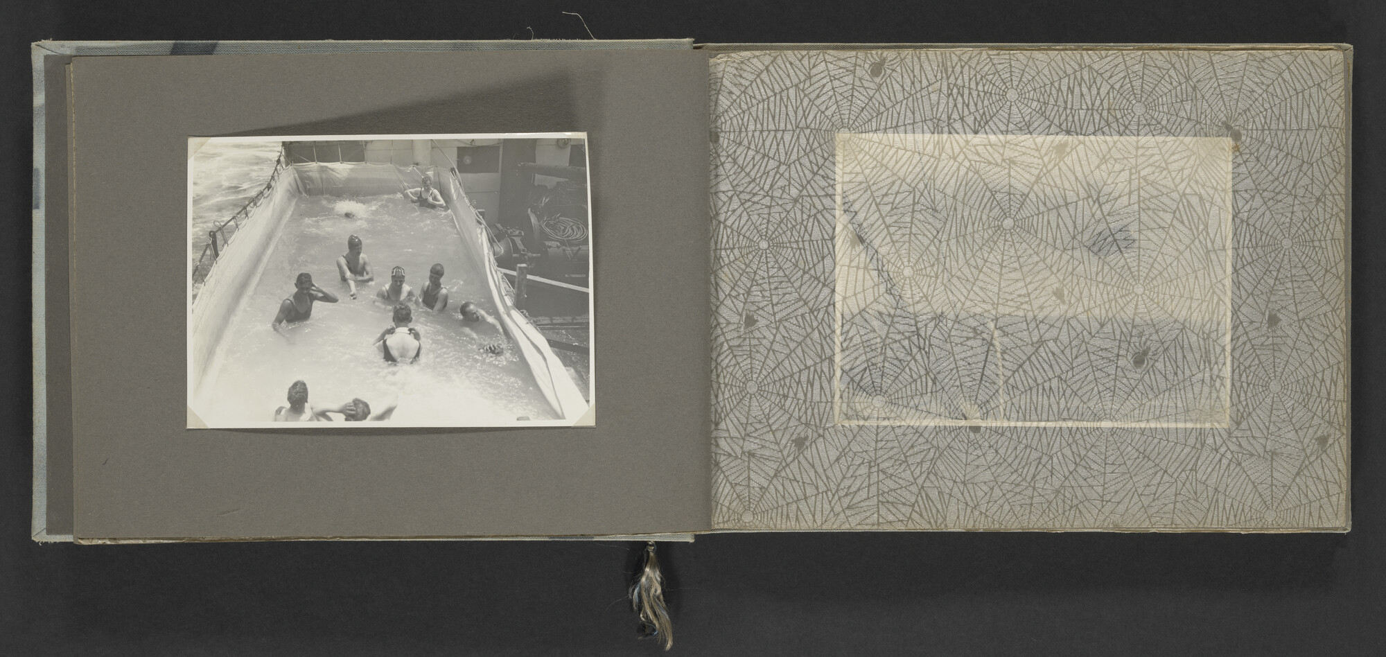 2024.3841; Fotoalbum van C.J. (Kees) de Vries, machinist op schepen van de Koninklijke Hollandsche Lloyd tussen 1928 en 1934; fotoalbum