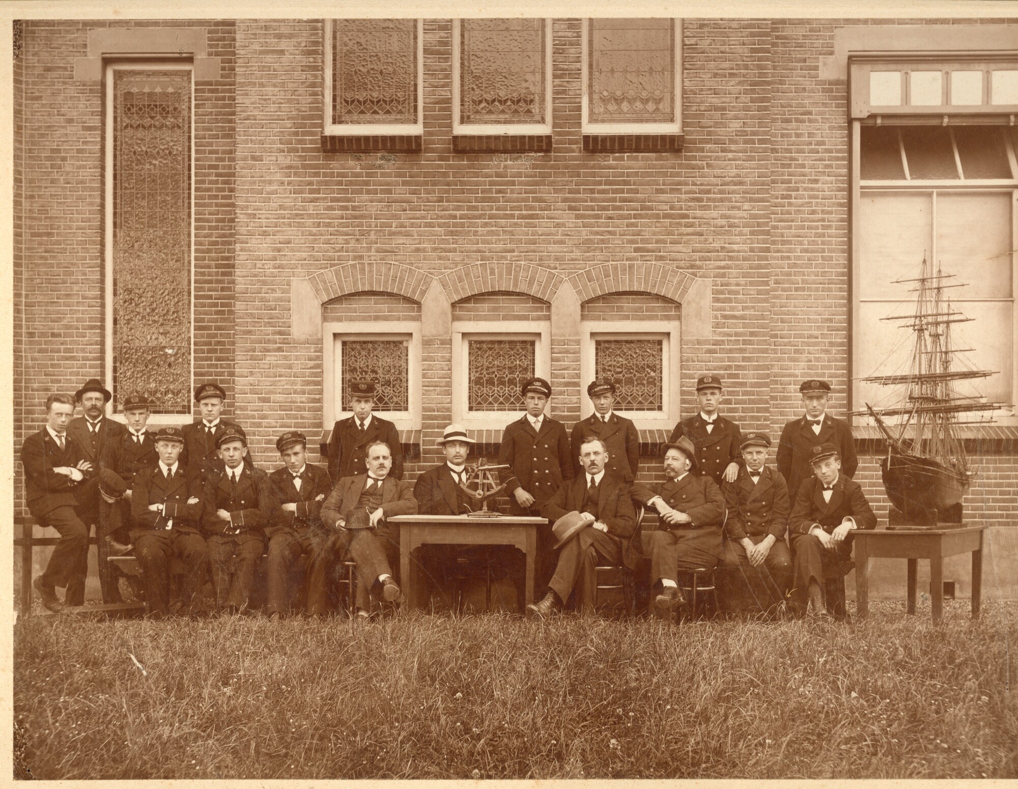 2003.0495; Groepsportret van leerlingen en docenten van de Zeevaartschool te Harlingen, 1919 - 1920; foto