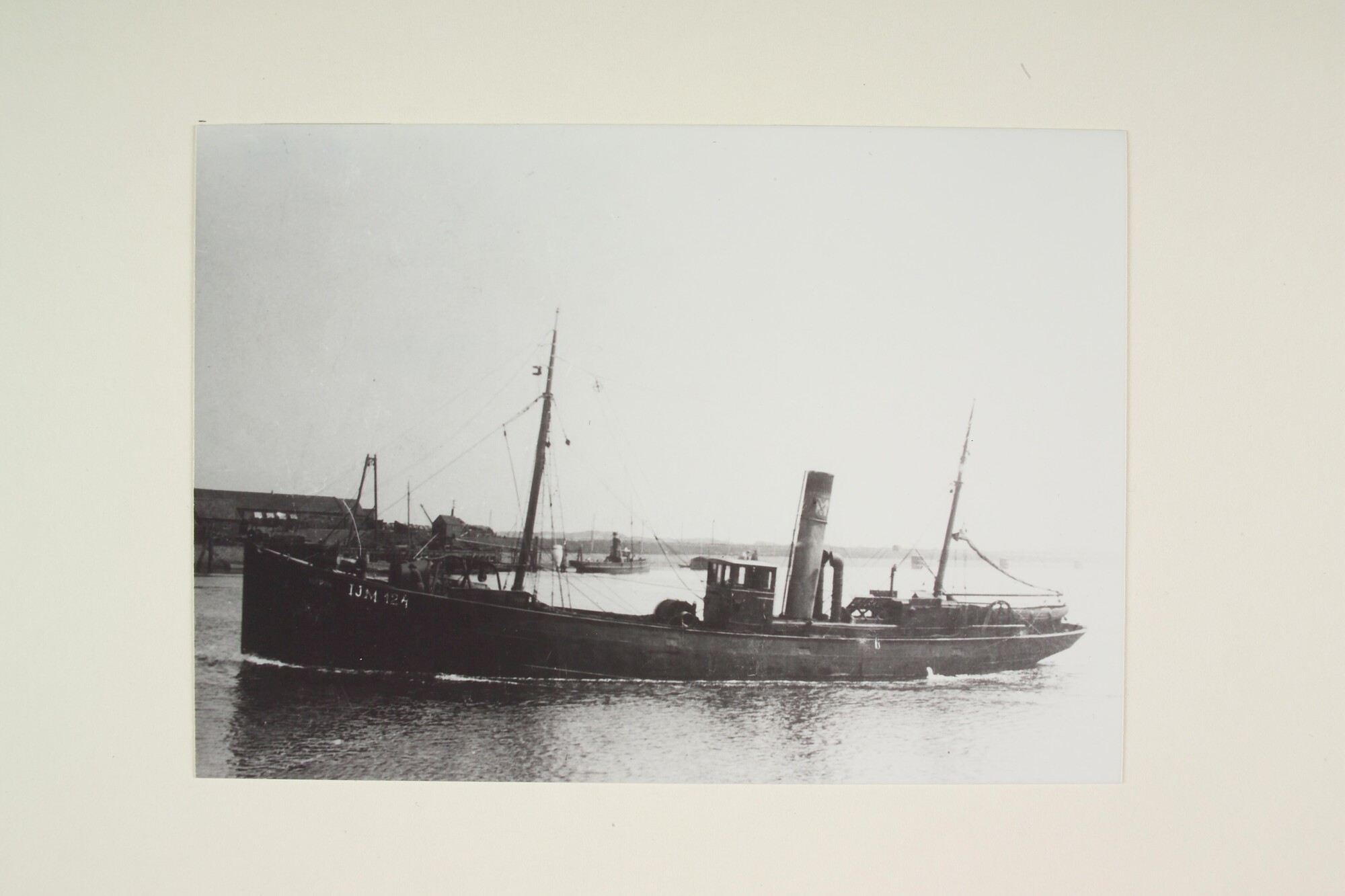 1997.1639; De stoomtrawler Begonia (IJM 124); foto