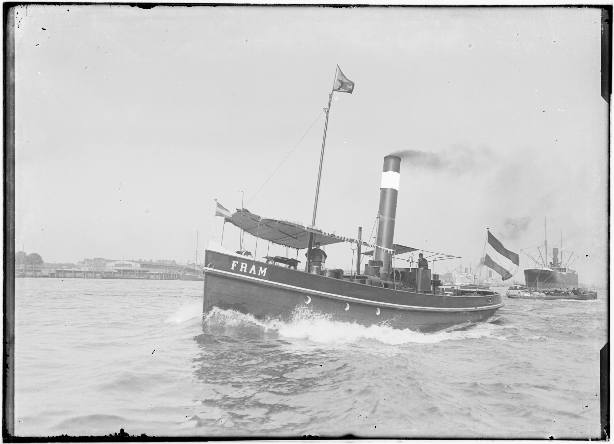 2018.1156; Glasnegatief van de sleepboot Fram (Nederlands, 1900); glasnegatief
