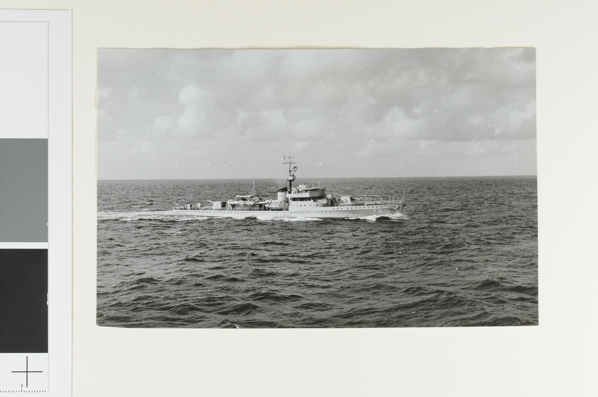 S.3594(09); Het fregat Hr.Ms. 'Van Speijk' (F 805) op volle zee; foto