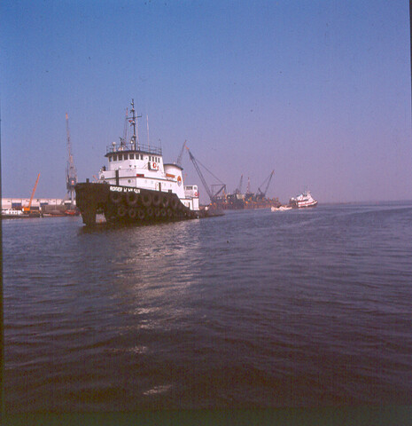 S.9100(7698); Dia Amerikaanse Offshore sleepboot met bak in IJmuiden; diapositief