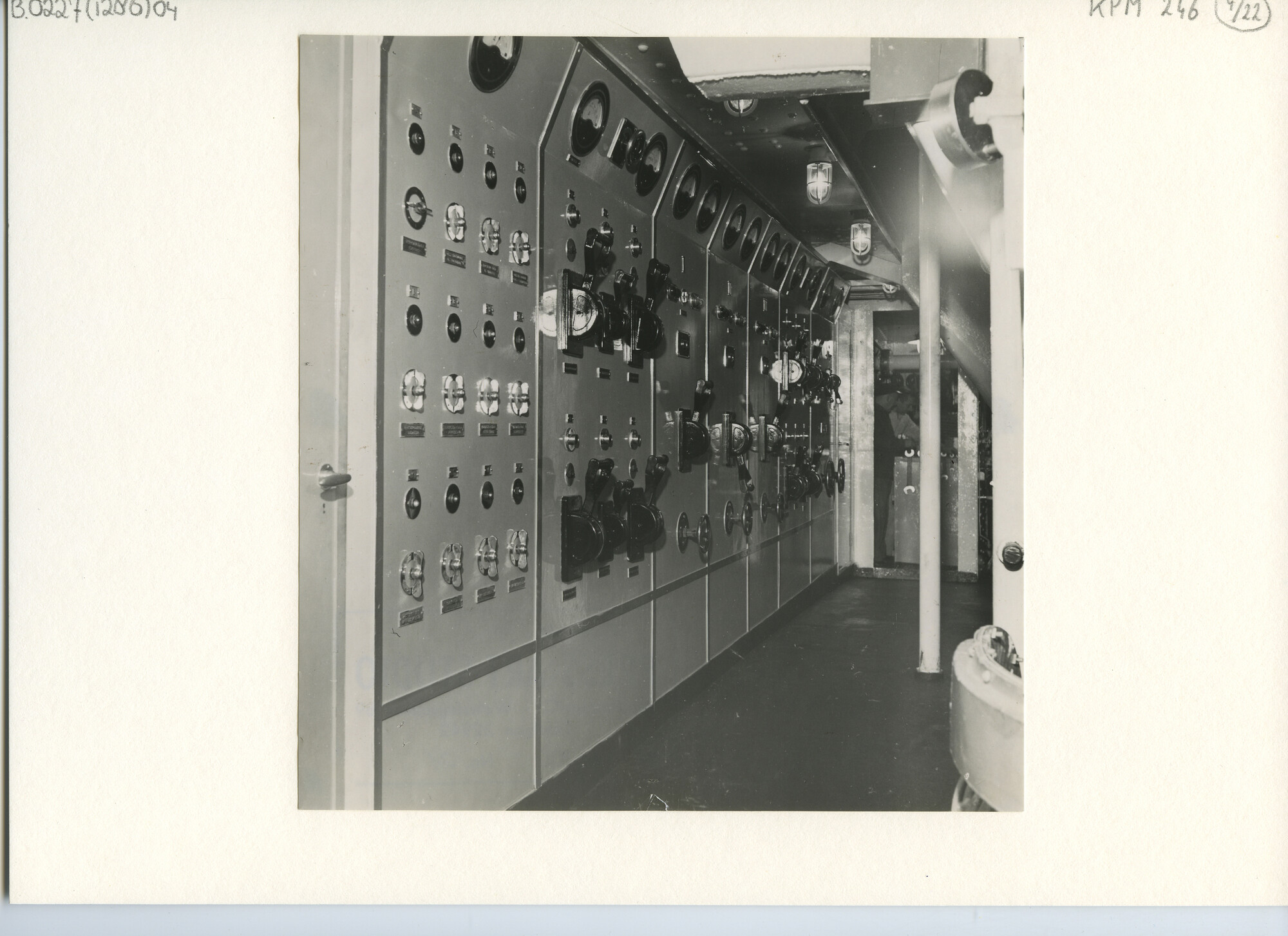 B.0227(1286)04; Interieurfoto uit een fotoalbum over schade aan en afbouwen van het passagiersschip ms. Van Riemsdijk van de KPM; foto
