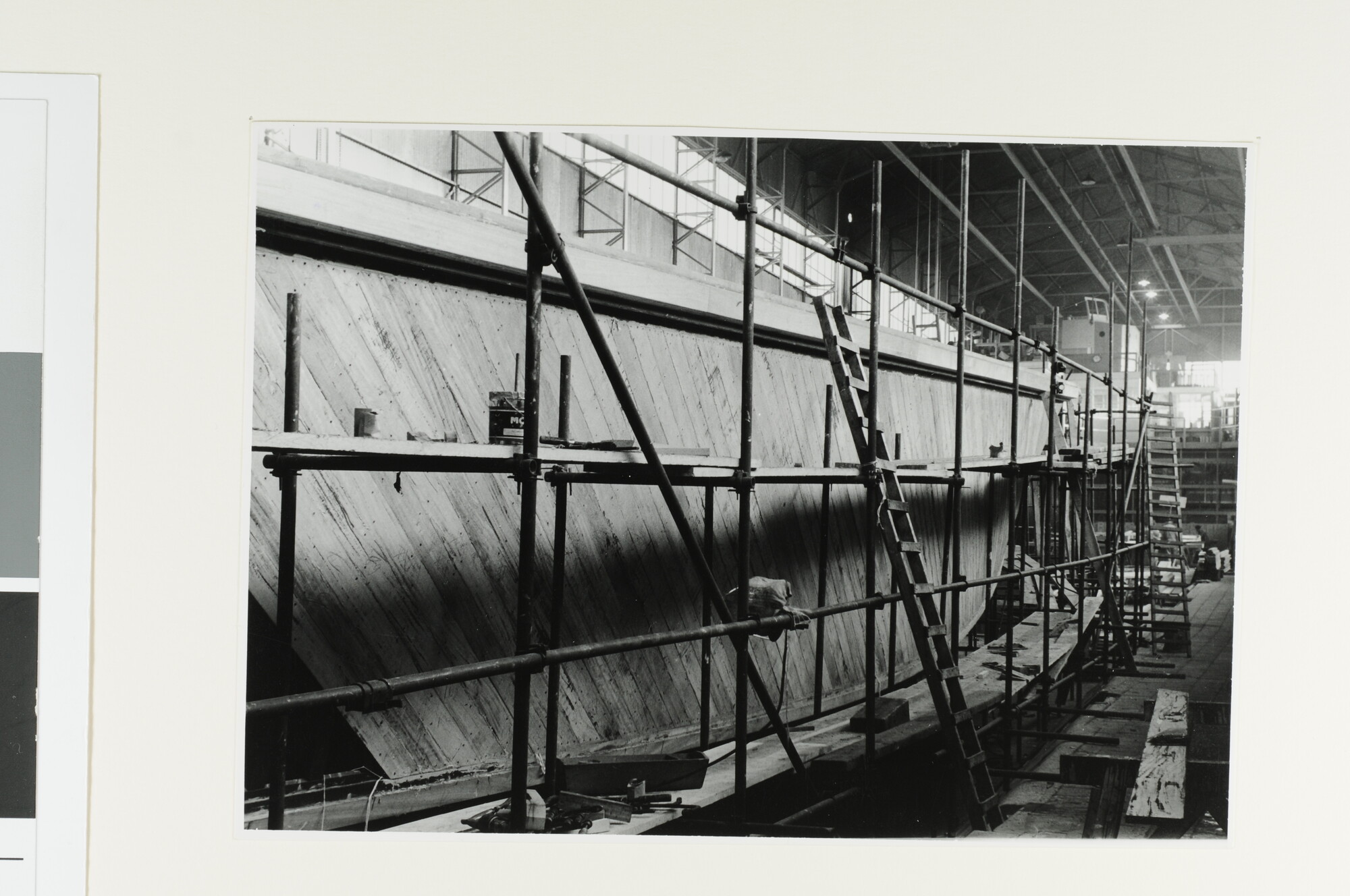 S.5870(05); De ondiepwatermijnenveger Hr.Ms. Mahu in aanbouw bij de werf De Noord te [...]; foto