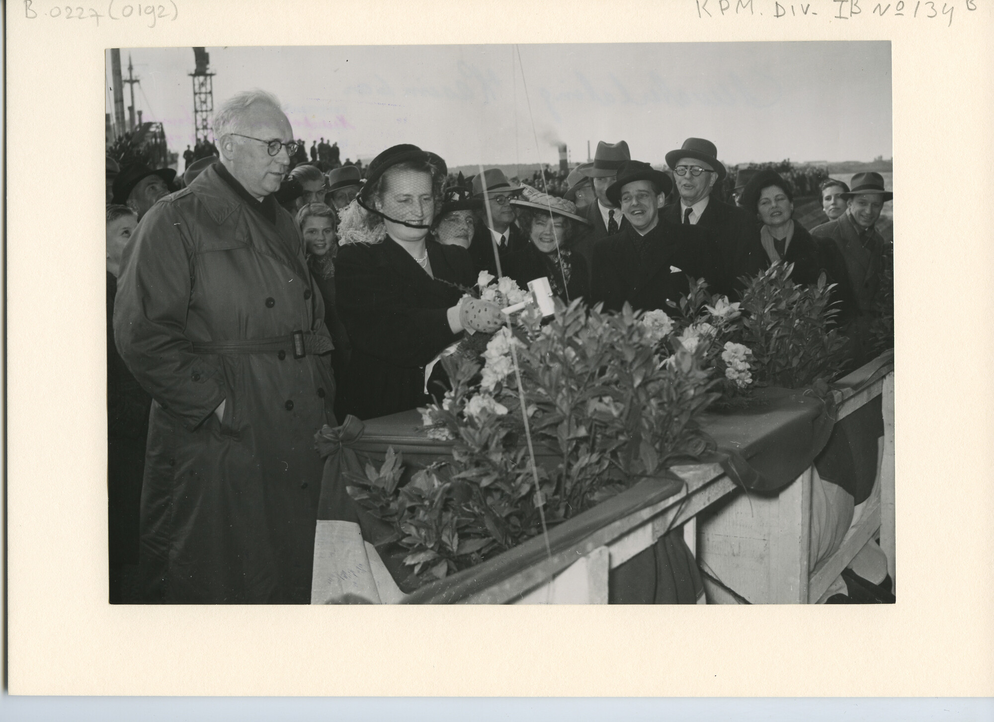 B.0227(0192); Foto van de doop van ms. 'Kasimbar' bij de NDSM; foto
