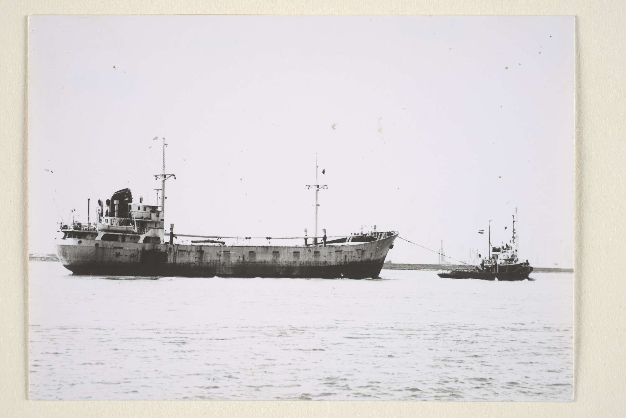 1996.3020; De uitgebrande coaster ms. 'Willy Böhmer' van Rederij Nautiek te Rotterdam op sleeptouw van de sleepboot 'Hector' van Wijsmuller [...]; foto