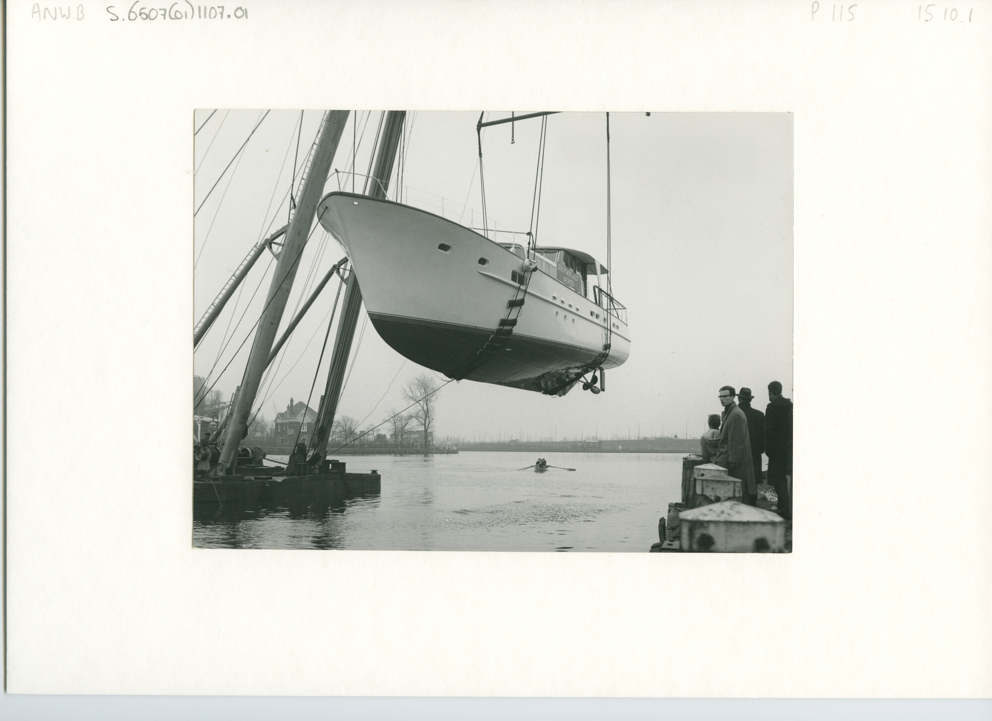 S.6507(01)1107.01; Fotos van het binnenrijden van het grote stalen motorjacht Witvis van Nic. Witsen en Vis; foto
