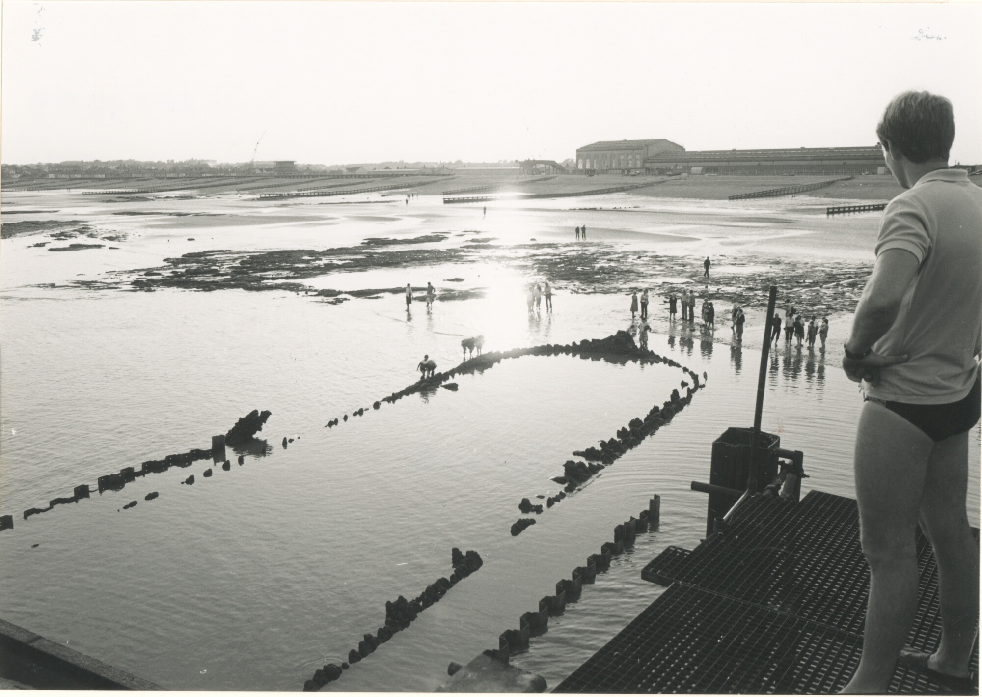 1993.1067; Bovenaanzicht van het wrak van het VOC-schip 'Amsterdam' op de kust van Hastings vanaf het duikplatform; foto