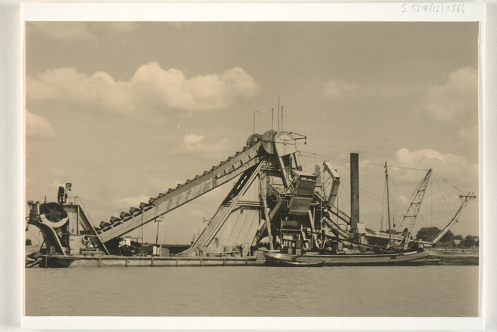 S.5219(12)0564; De emmerbaggermolen 'Oranje Nassau', gebouwd op de ASM-werf voor Swets, Dols & Heuff te Nijmegen (stuurboordaanzicht); fotoreportage