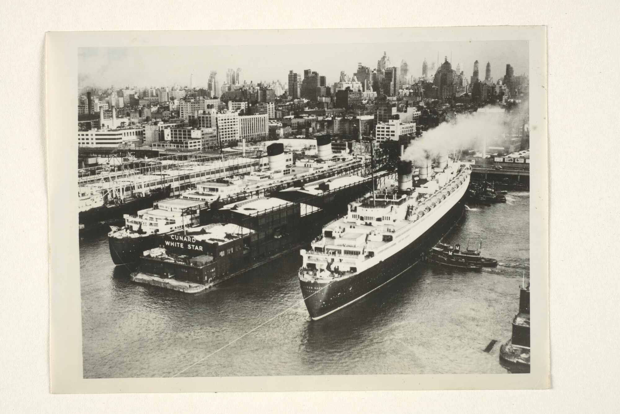 1997.1127; Luchtfoto van de aankomst van het Britse passagiersschip ss. 'Queen Mary' van de Cunard - White Star Line bij de Hoboken-pier in New York; foto