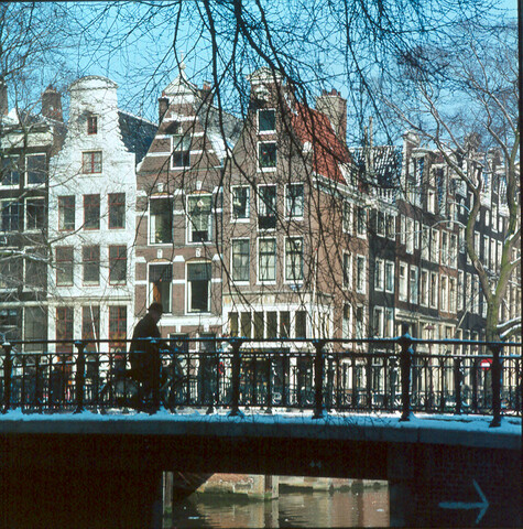 S.9100(7808); Dia van Amsterdam, de hoek Leidsegracht, voorgrond vaste brug; diapositief