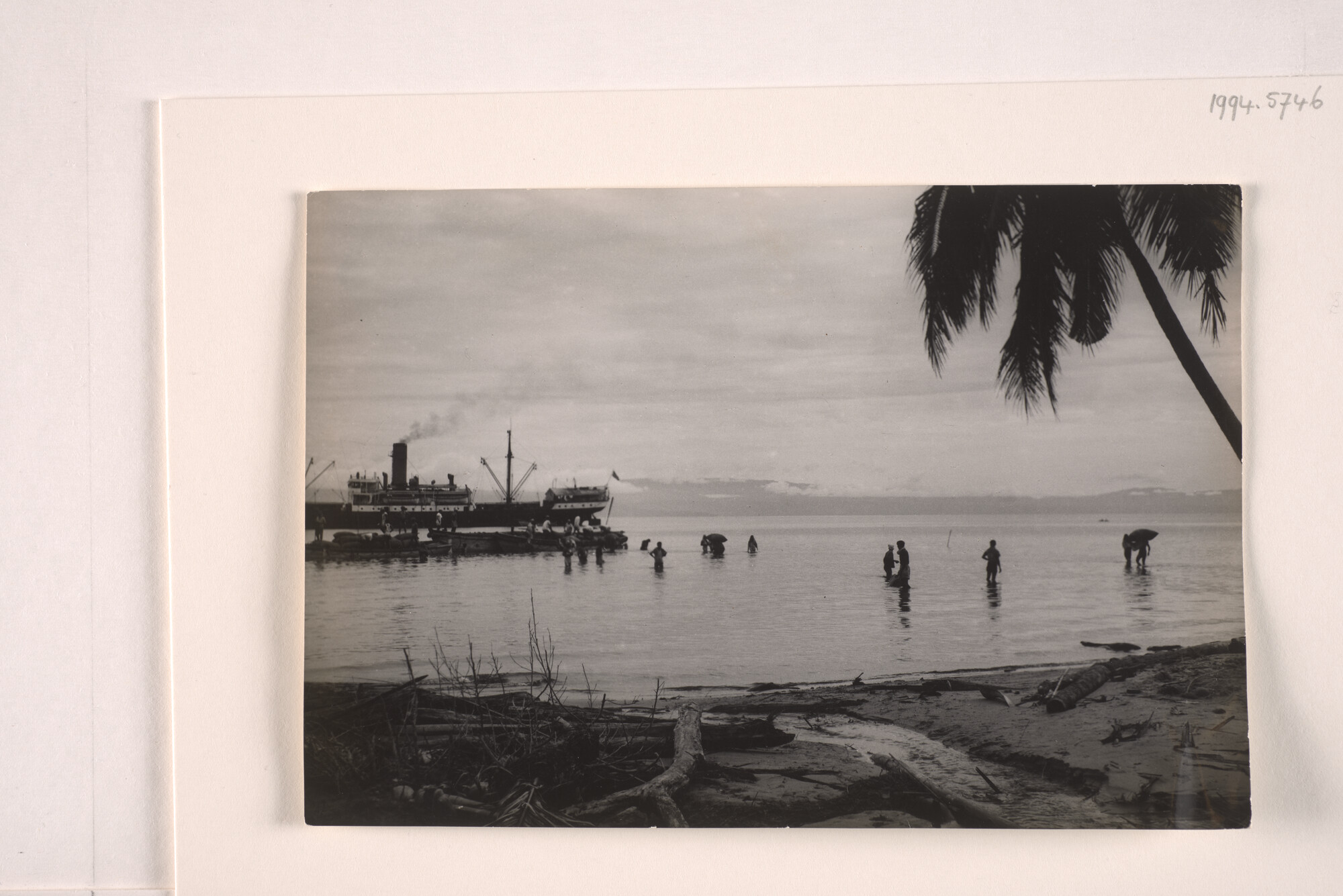 1994.5746; Het laden van copra vanaf het strand in laadboten te Leme Leme (Bangaai, Oostkust van Celebes); foto