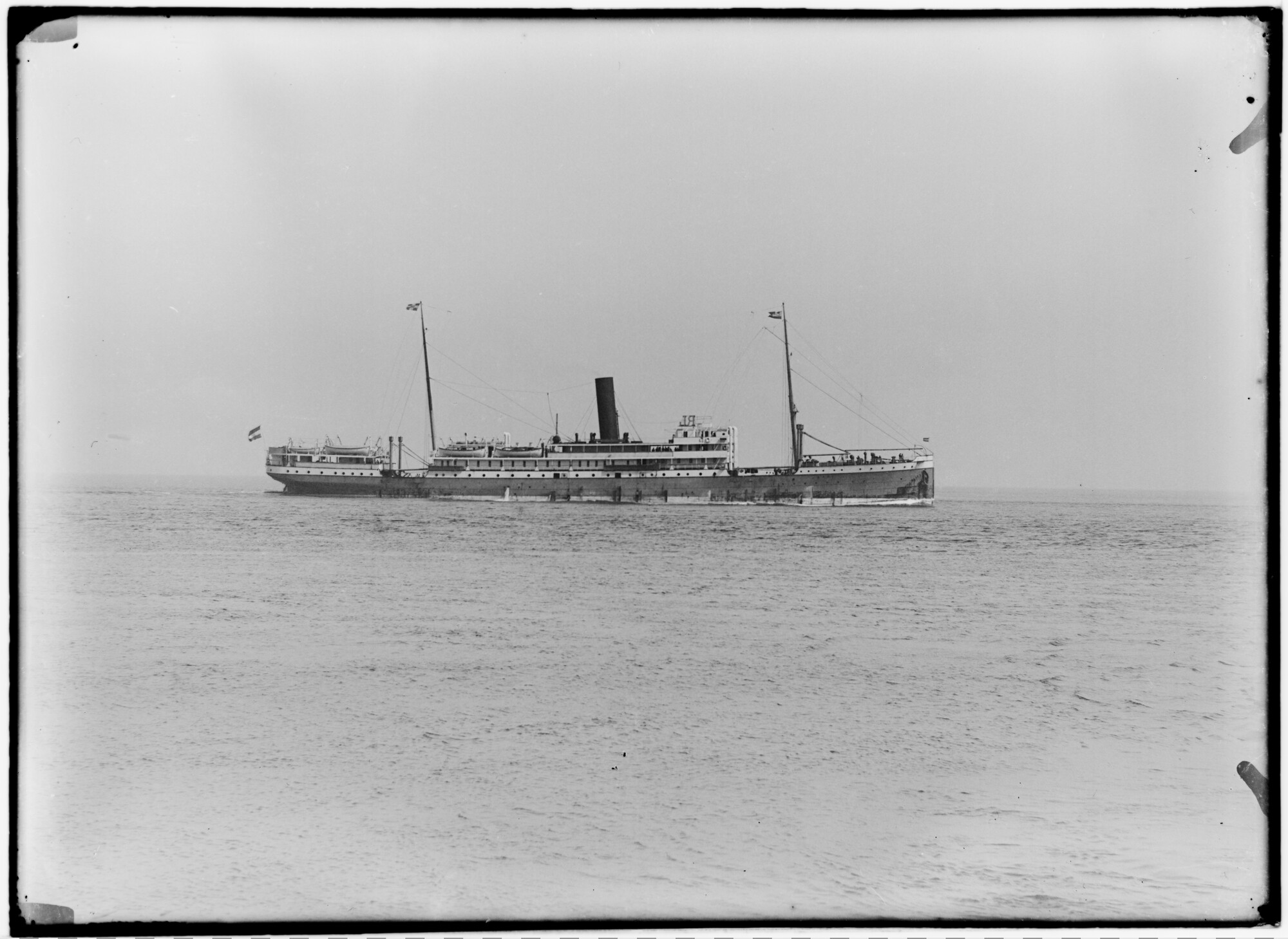 2018.1333; Glasnegatief van het vracht- en passagiersschip Kawi (Nederlands, 1907); glasnegatief