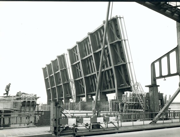 S.5219(12)0549; Fotos van de bouw van de nieuwe verkeersbrug voor Rijksweg no. 1 bij Muiden door de ASM; fotoreportage