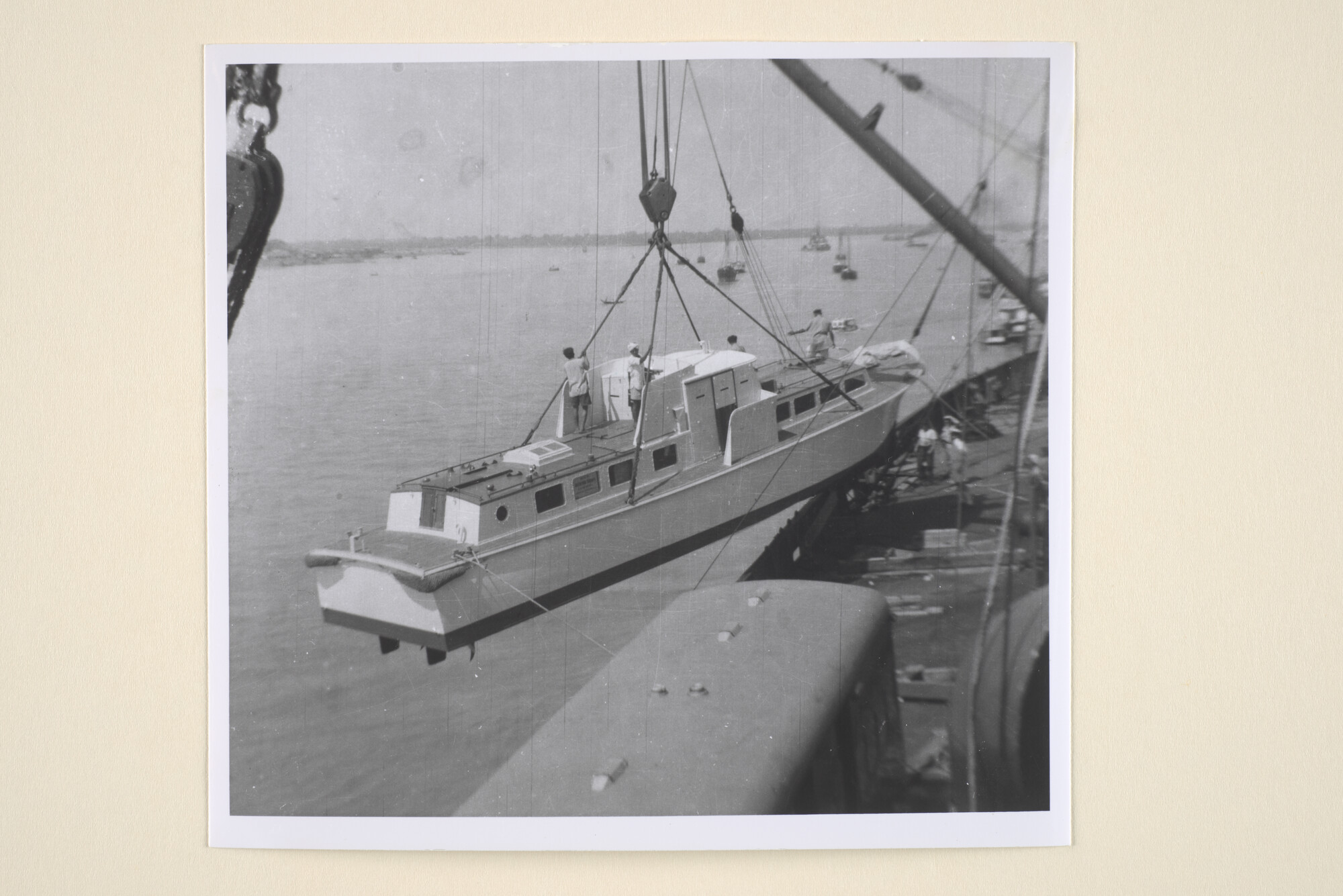 1995.5592; Het lossen van het libertyschip ss. Leuvekerk (ex- Franklin Macveagh &; negatief
