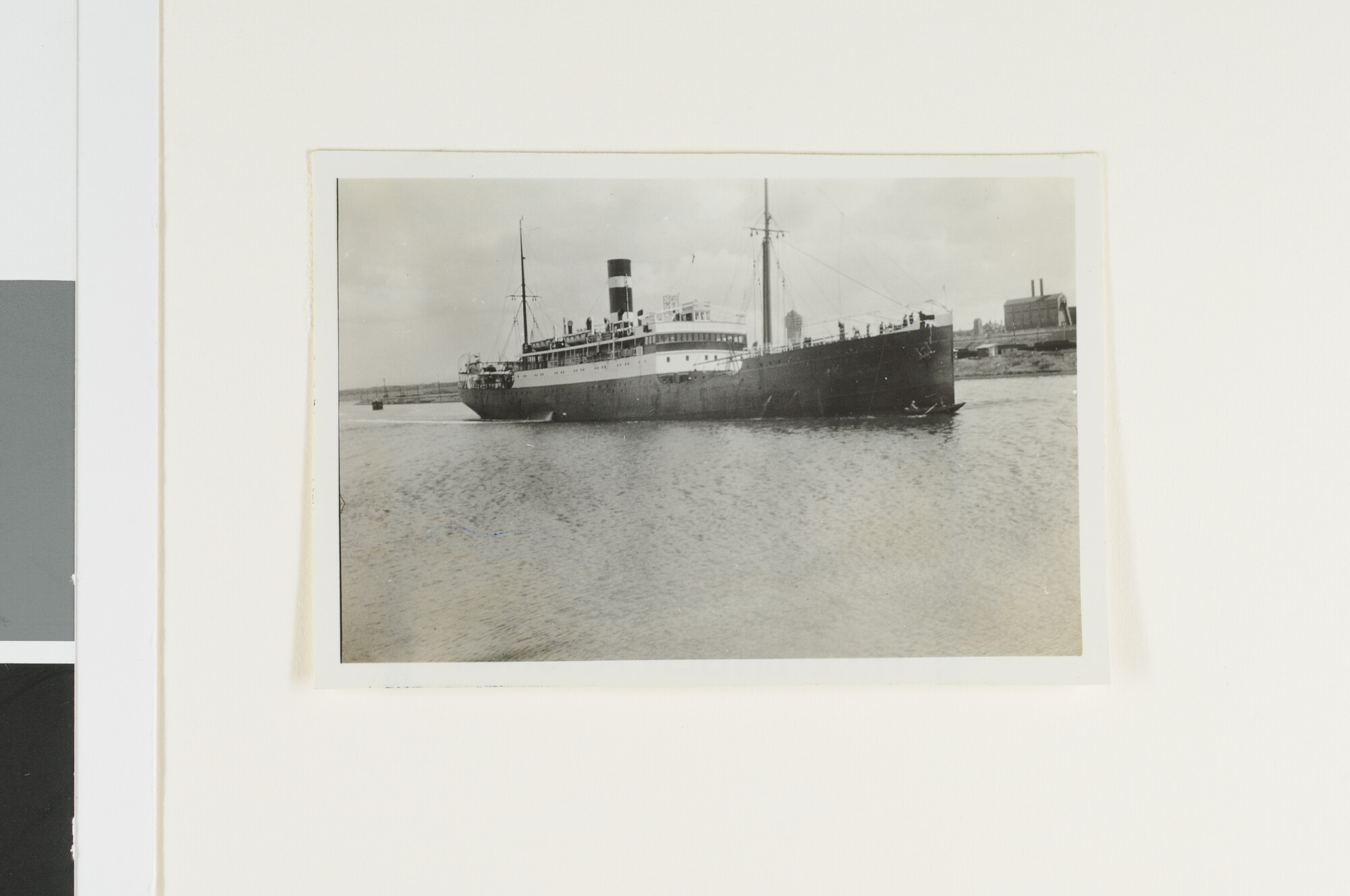 S.4380(04)559; Het vracht-passagiersschip ss. Oranje Nassau gezien te IJmuiden [...]; foto