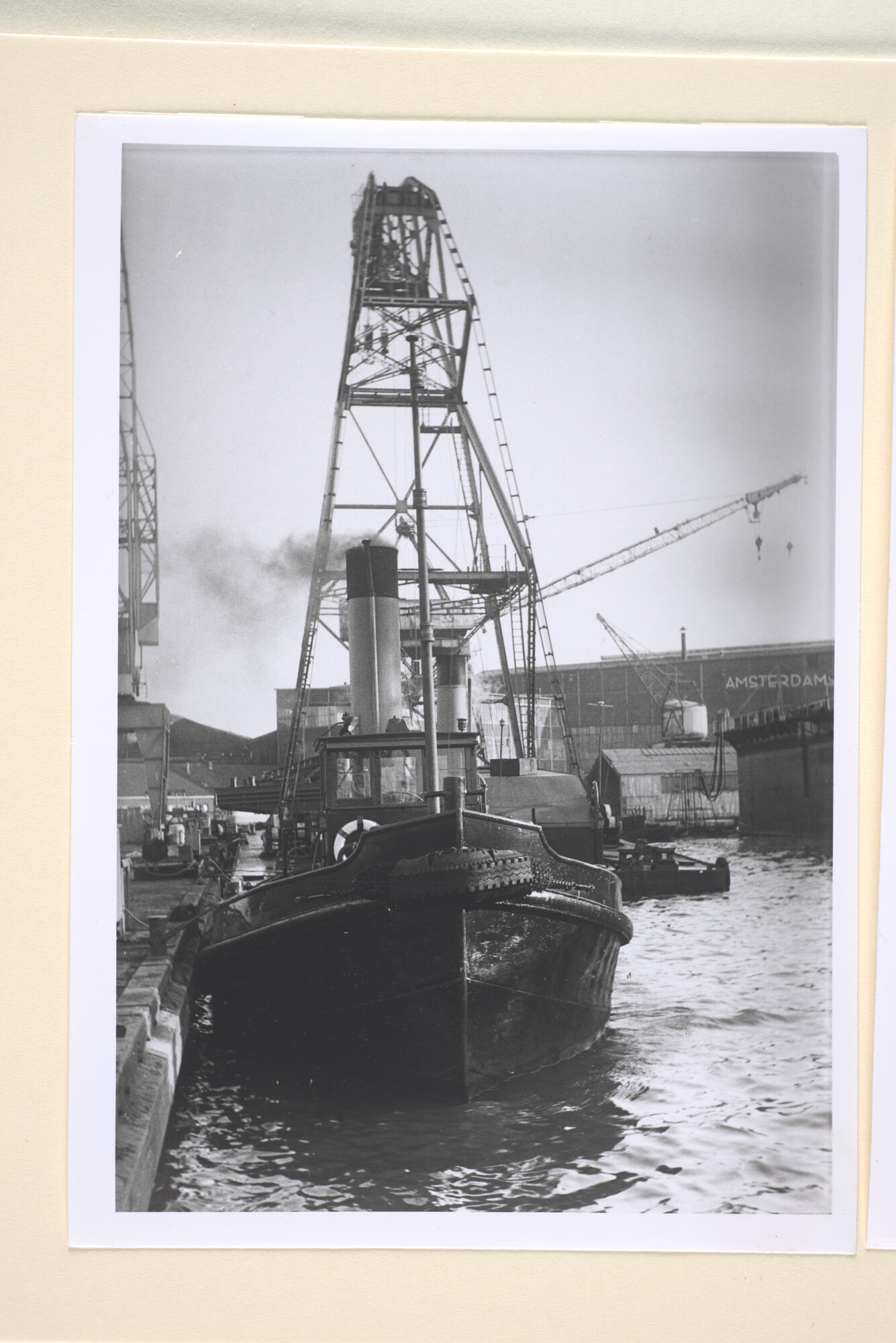 1996.1167; Foto's van de (voormalige) havensleepboot ss. 'Droogdok 10' van de ADM afgemeerd aan de kade van de werf; fotoreportage