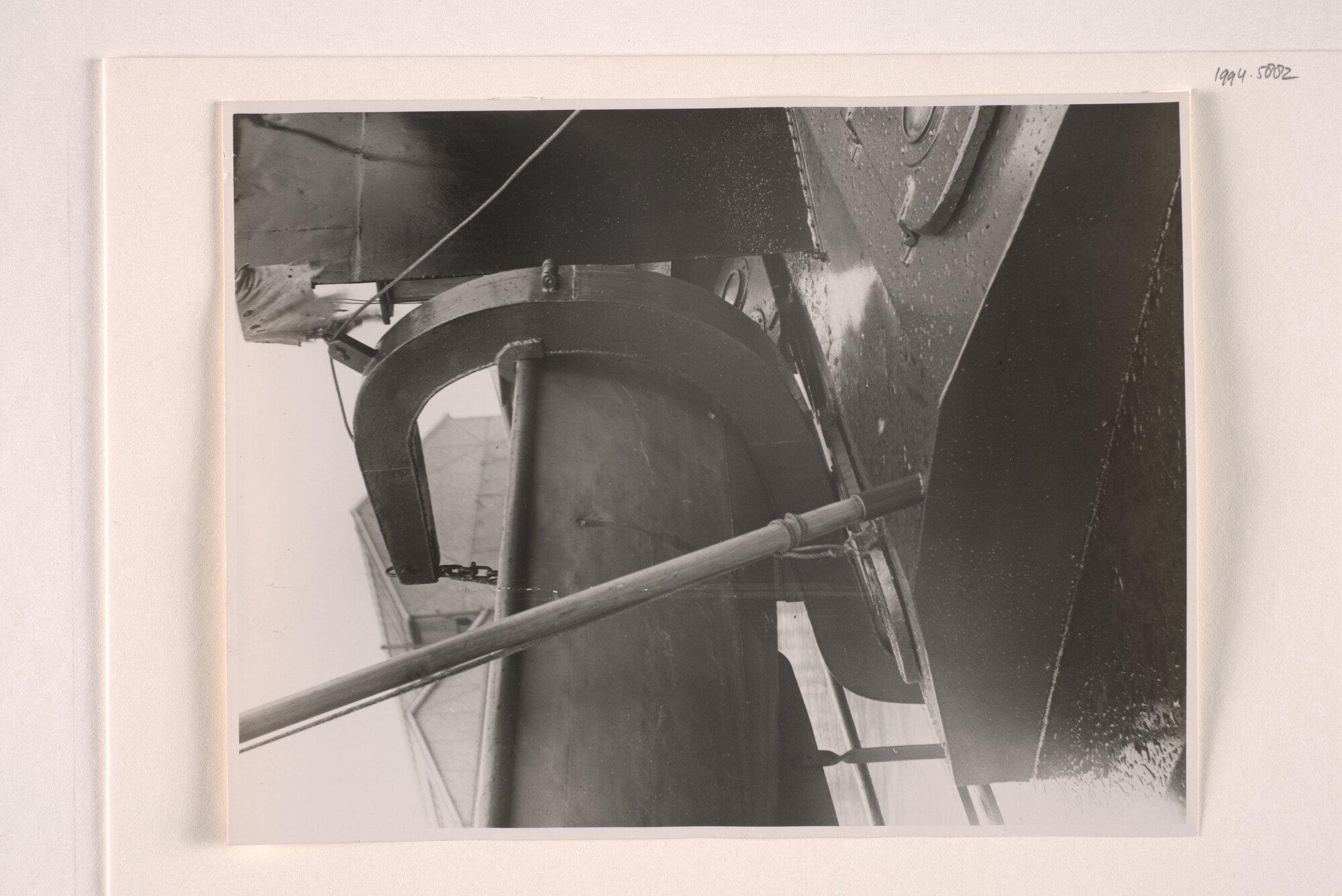1994.5882; Foto's van een sloep, gehangen in een davit, aan boord van een motorsleepboot; fotoreportage