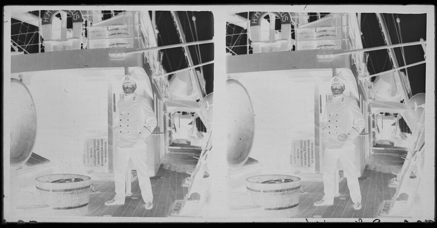 S.1108(006); Zwart-wit negatief genomen op de reis van Hr. Ms. Nautilus naar Jan Mayen; stereonegatief