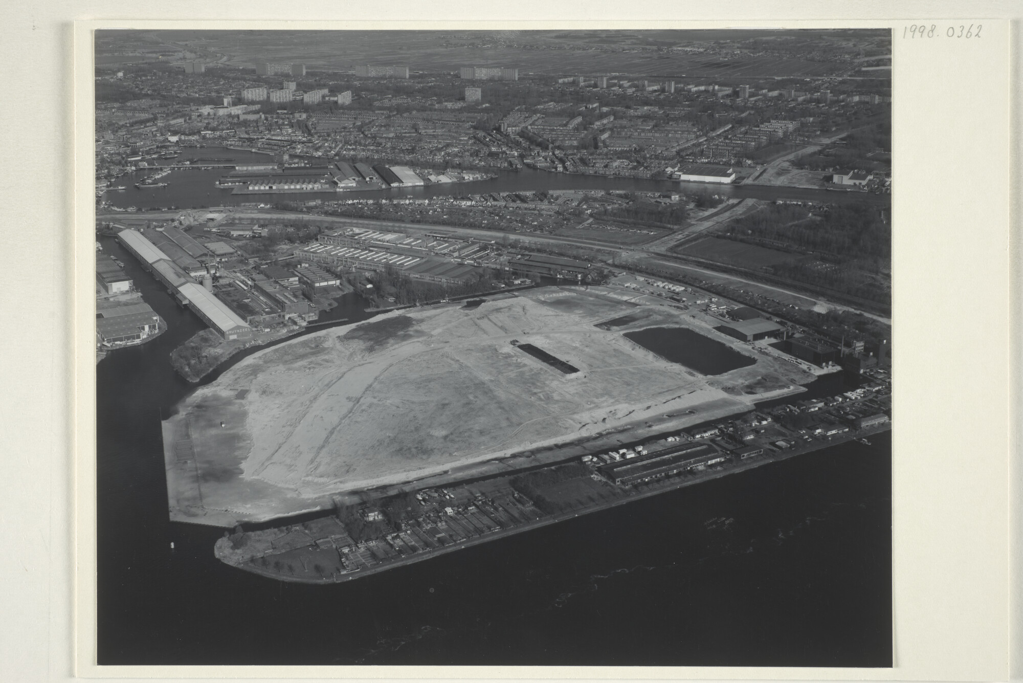 1998.0362; Een luchtfoto van Zaandam met op de voorgrond de gedempte Balkenhaven (nu: Zuiderhout [...]; foto