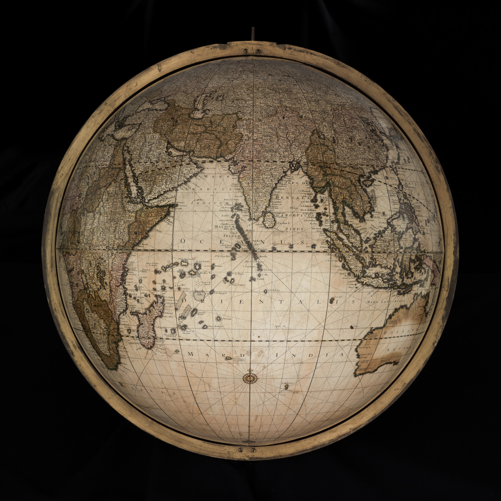 S.1766(01); Aardglobe van 62 cm. in doorsnede door Gerard en Leonard Valk, 1745; globe