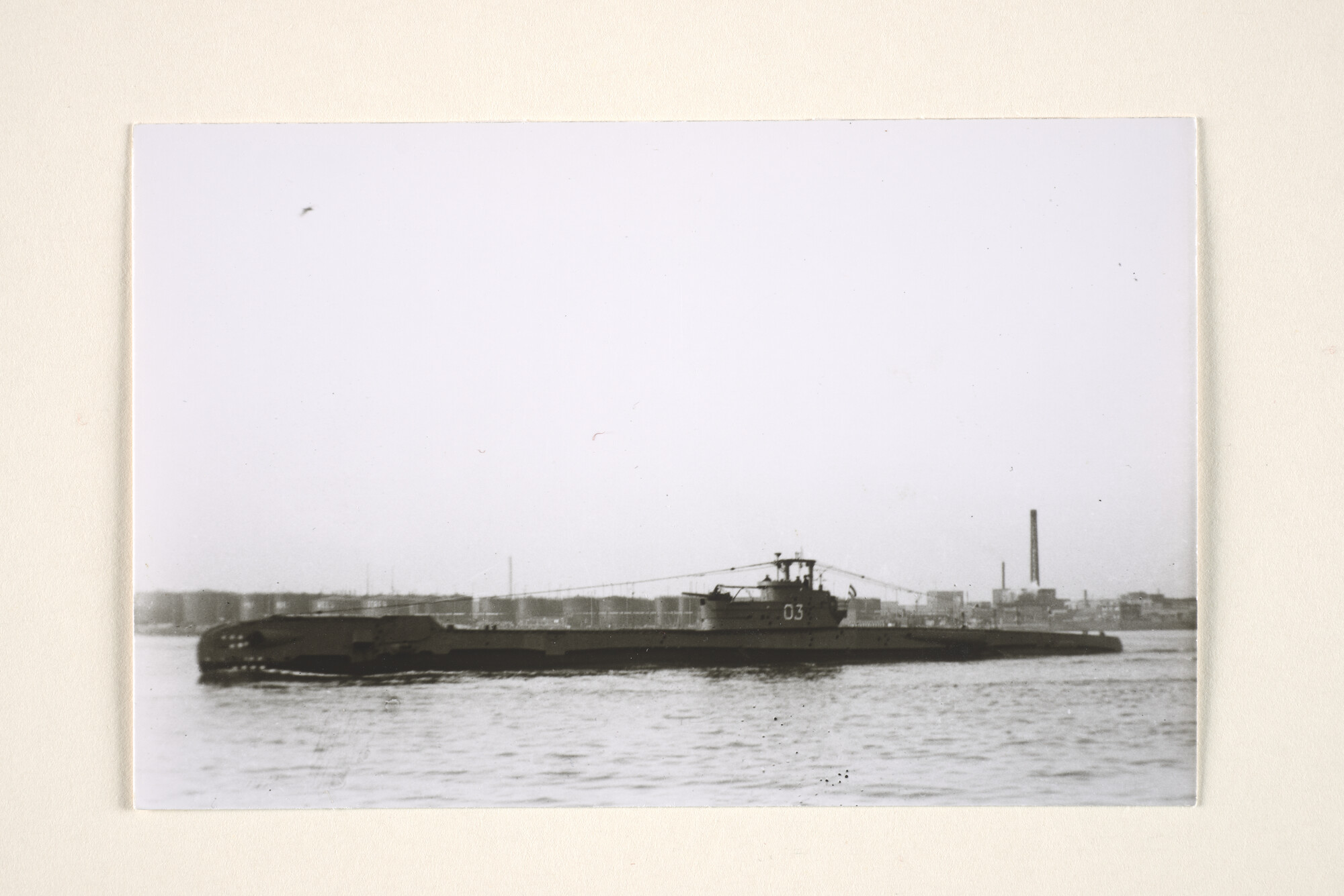 1995.1465; De onderzeeboot Hr.Ms. 'Zwaardvis' (met naamsein O 3); foto