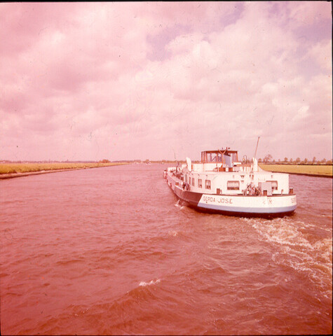 S.9100(2244); Dia van het Amsterdam-Rijnkanaal. Tanker op kanaal, bij Nigtevecht; diapositief