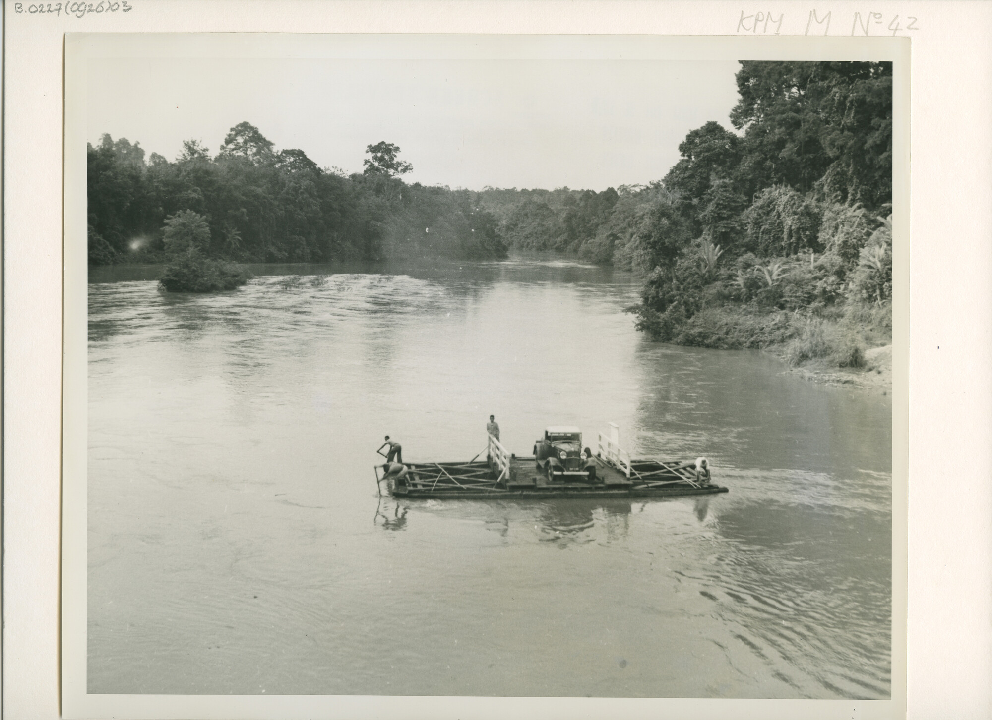 B.0227(0926)03; Foto van het vervoer van autos en personen per pont over een rivier in [...]; foto