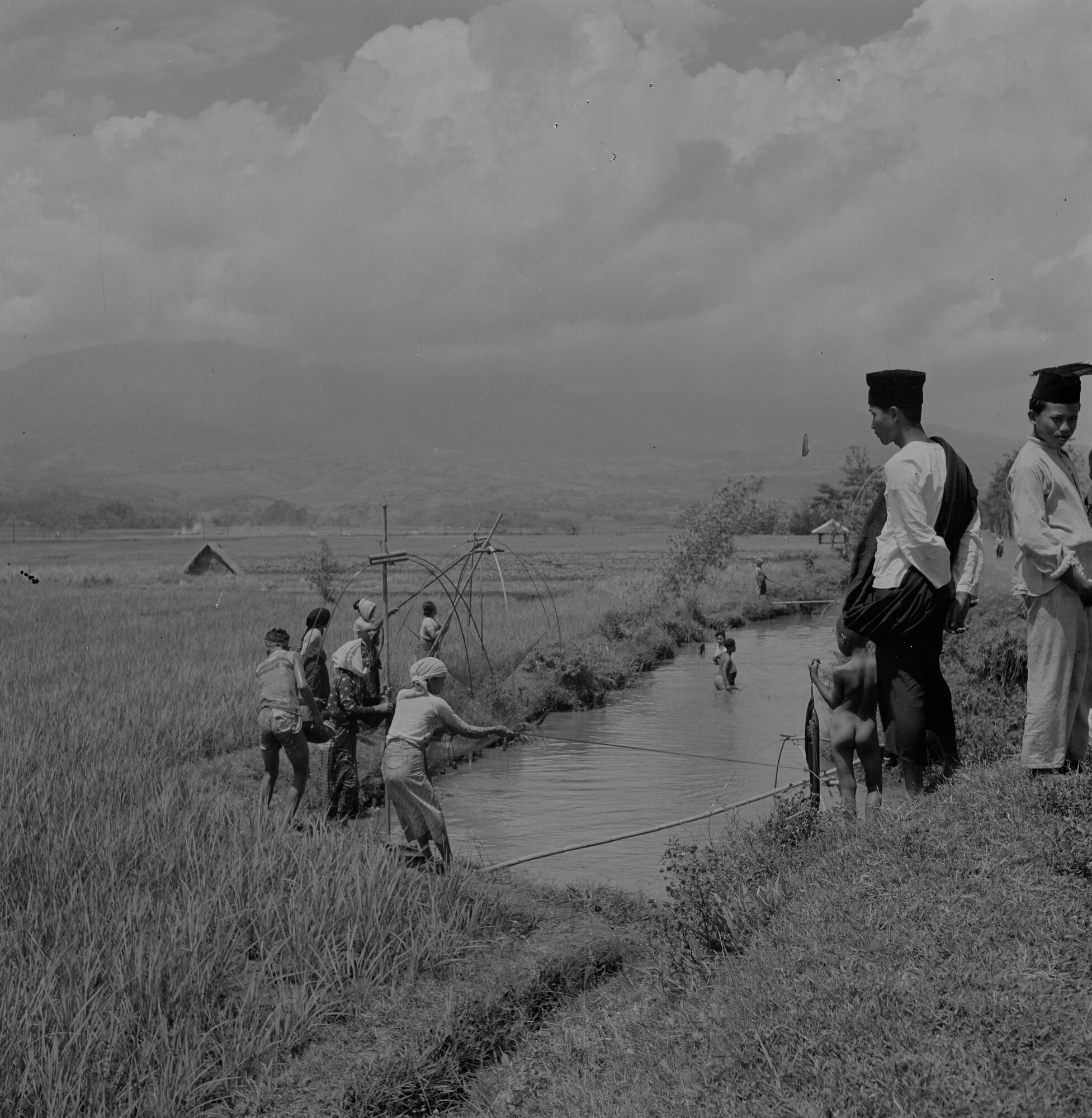 2015.3139; Negatief van vissers in de buurt van Bandoeng (Bandung); negatief