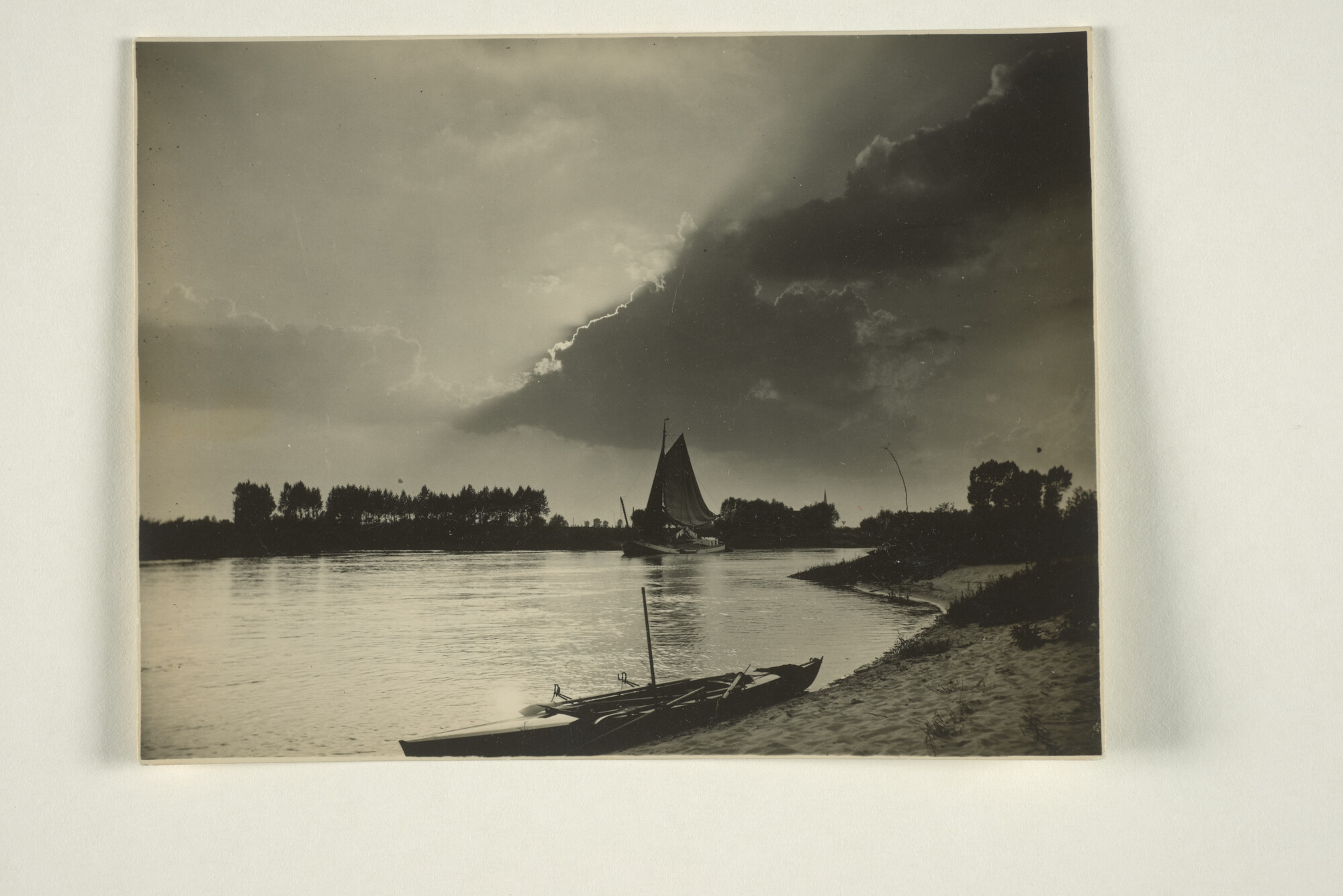 1999.0728; Sfeerbeeld van de Gelderse IJssel met op de voorgrond een tweepersoons wherry en op de achtergrond een beladen tjalk [...]; foto